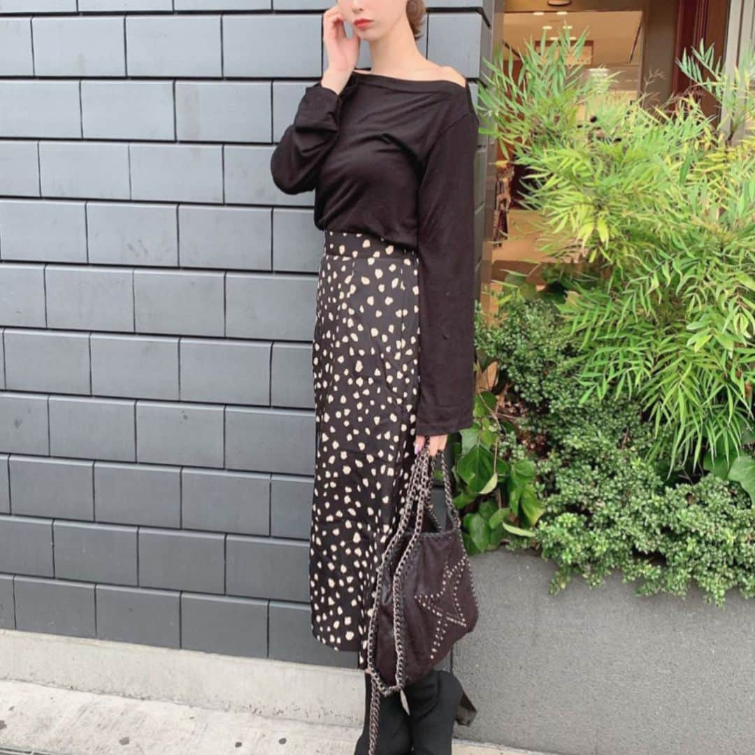 karen okajimaさんのインスタグラム写真 - (karen okajimaInstagram)「ㅤㅤㅤ ㅤㅤㅤ 今日は奈良へ🦌💓 ㅤㅤㅤ  ブラックコーデ！ topsもskirtもenvylookのだよ🥰 プチプラやのに生地しっかりしてるし 使いやすくてすぅき😝❤️❤️ ㅤㅤㅤ  ブーツはguで今年流行りのニット素材で めちゃくちゃ歩きやすくてプチプラで最高🎶 ㅤㅤㅤ  #envylook #ootd #envylook_japan #おかじコーデ #岡島かれん #ニットストレッチブーツ #gu #ダルメシアンコーデ  #ダルメシアンスカート #プチプラファッション」10月14日 22時00分 - karenokajima0318