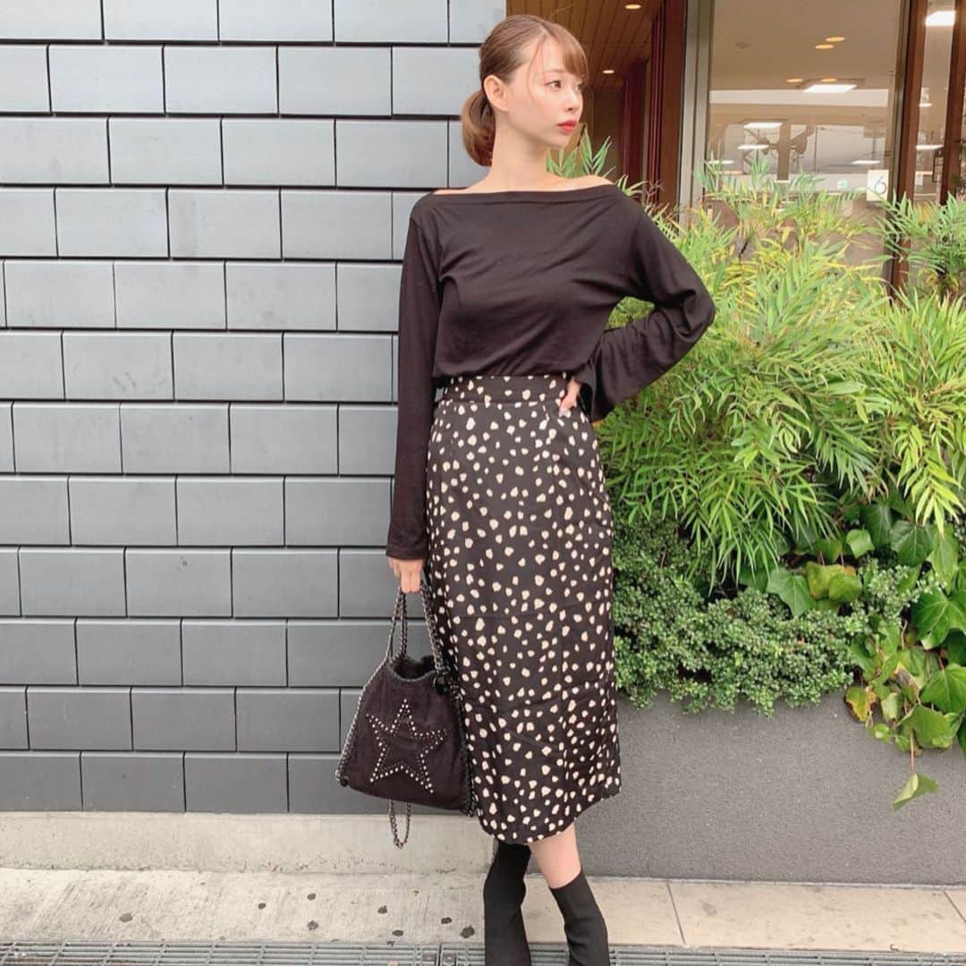 のインスタグラム：「ㅤㅤㅤ ㅤㅤㅤ 今日は奈良へ🦌💓 ㅤㅤㅤ  ブラックコーデ！ topsもskirtもenvylookのだよ🥰 プチプラやのに生地しっかりしてるし 使いやすくてすぅき😝❤️❤️ ㅤㅤㅤ  ブーツはguで今年流行りのニット素材で めちゃくちゃ歩きやすくてプチプラで最高🎶 ㅤㅤㅤ  #envylook #ootd #envylook_japan #おかじコーデ #岡島かれん #ニットストレッチブーツ #gu #ダルメシアンコーデ  #ダルメシアンスカート #プチプラファッション」