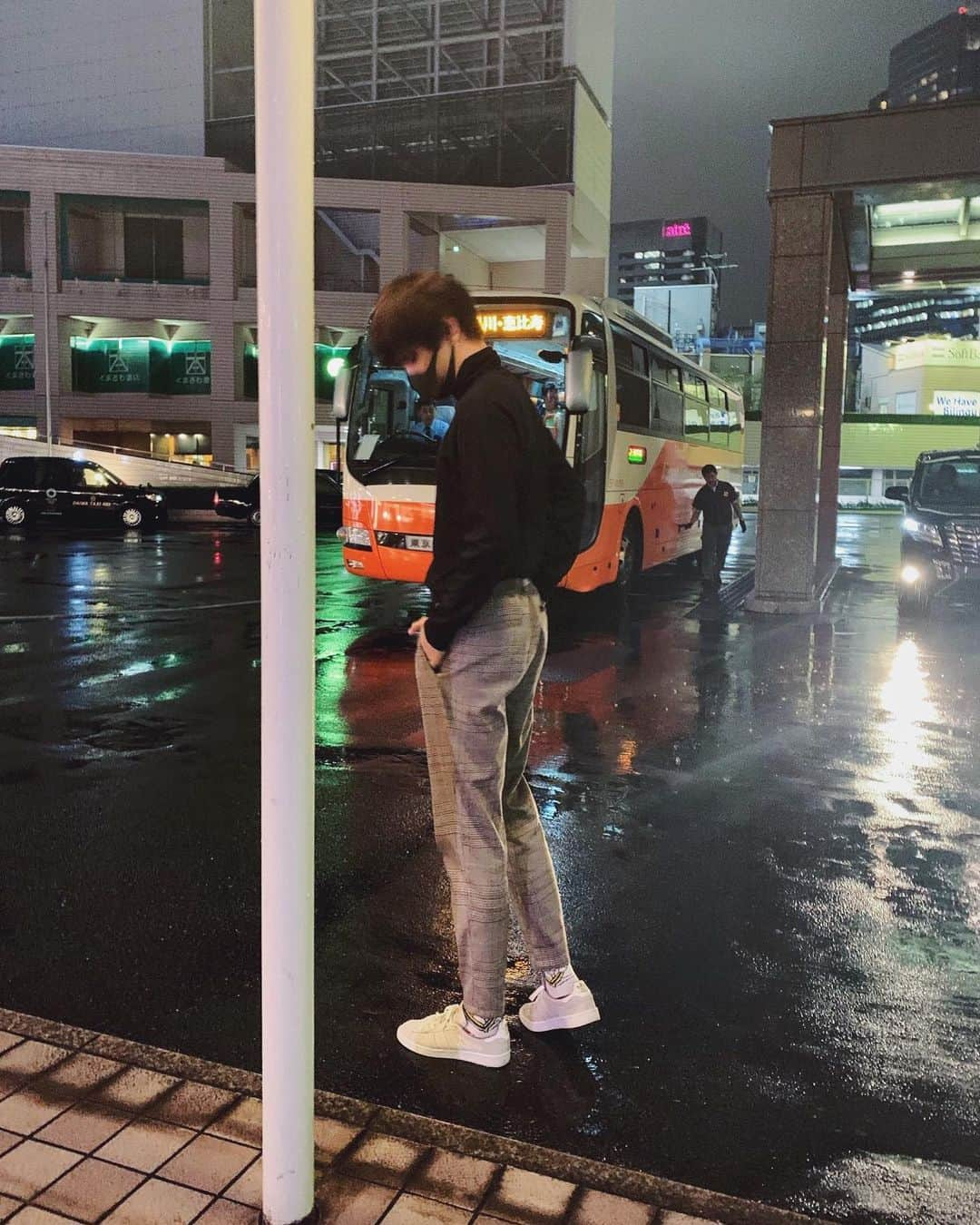 池添俊亮さんのインスタグラム写真 - (池添俊亮Instagram)「肌寒かったので黒のタートルネック✌︎ 雨の日の東京はバイオハザードⅤの冒頭を思い出す☔️笑  #伝わりますか？」10月14日 22時01分 - zoe_boy_0427