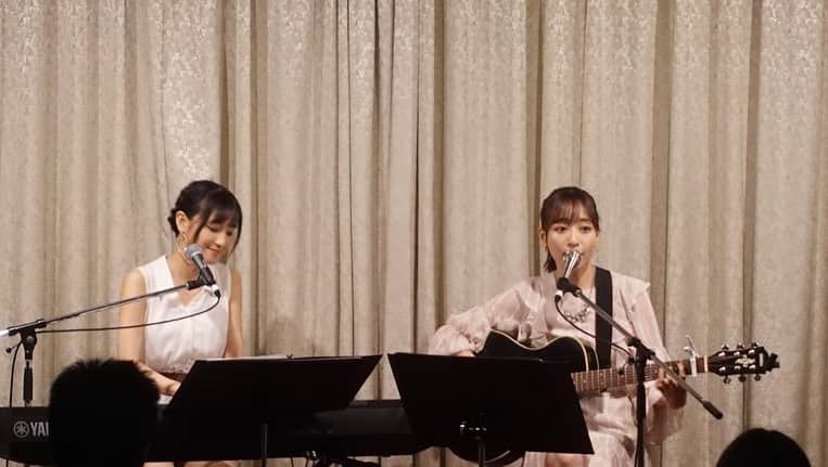 長谷川萌美さんのインスタグラム写真 - (長谷川萌美Instagram)「. 北海道ツアー1日目の続き 夜はらぢおすたあさんとの #ツアー #札幌 #初日 でした🎵 . キャンペーンの後に #第一ホテル さんへ . 会場は落ち着いた雰囲気で お越し下さった方との距離も近かったです🎤🎸🎹 . コラボは #ビタスイ から北海道を感じられる #松山千春 さんの「#大空と大地の中で」 らぢおすたあさんから札幌にある「#時計台のある街」でした✨皆さんの笑顔が印象的でした！ありがとうございました😊 . ラムしゃぶはくさみもなく ビタスイは豪快にお箸を通し🥢頂きました🙏美味しかった！ .  #遠ラブ #ビタスイ #live #ライブ #ラムしゃぶ」10月14日 22時11分 - moemi_hasegawa