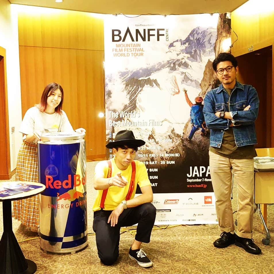 わたなべだいすけさんのインスタグラム写真 - (わたなべだいすけInstagram)「BANFF MOUNTAIN FILM FESTIVAL 幕間でライヴでした。色々なアウトドアドキュメンタリーショートフィルムを、楽屋にも設置してくれたスクリーンで堪能しました。お父さんみたいになりたいんだと言う9歳の遊牧民の男の子、若くして最高峰のポイントに挑むクライマーの女の子、前人未到のフリークライミングをギターやハーモニカと共に笑顔で達成する3人組、海の中から誰も撮ったことのない波の写真を撮るタヒチの写真家。どれも素晴らしい作品ばかりで感動しました。やっぱり生きている人間そのものが一番ドラマチック。偉大なる大自然。派手な演出や感動的な音楽など無くても、まっすぐな瞳や、躍動する言葉に、心は大きく揺さぶられました。ありがとうございました。#banffmountainfilmfestival」10月14日 22時06分 - daisukewhatanabe