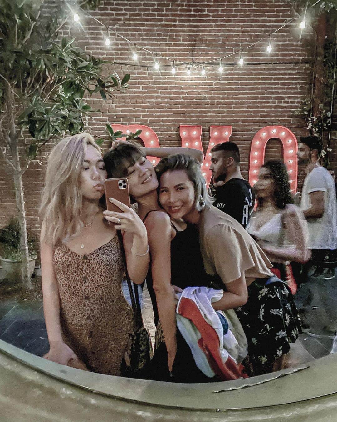 Manamiのインスタグラム：「Girls night out🌟🌙🥂 と思いきや w/ Kelちゃん👨🏽‍🦱 ㅤ まさかのたまたま @fanfanirene と LA滞在被りで遊べたの😍❤️ しかもHollywood歩いたの4,5年？ぶり！ めっちゃ楽しかったー😝💫 この日は夜もあったかかった🌝」