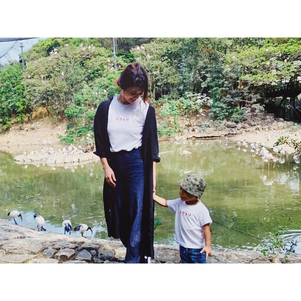 金城優華のインスタグラム：「ニワトリ着て﻿ ﻿ 鳥だらけのネオパークへお出かけ。笑﻿ ﻿ ﻿ #金城優華﻿ #オソロ﻿ #ニワトリTめっちゃ好評﻿ #知らないママが欲しがってた」