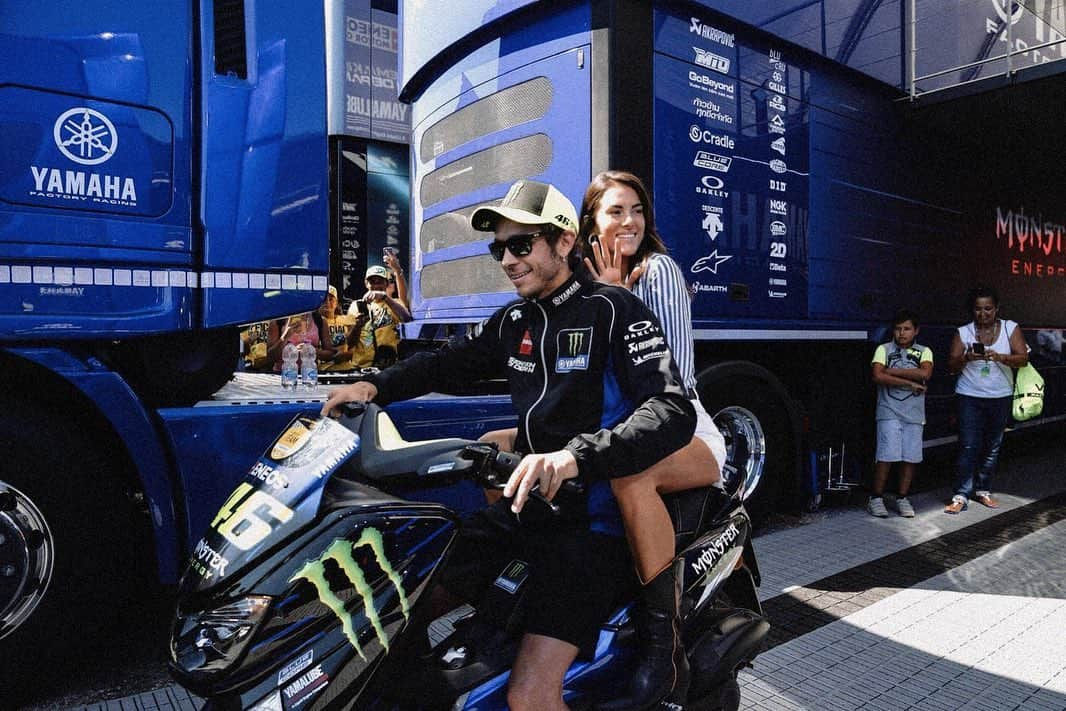 バレンティーノ・ロッシさんのインスタグラム写真 - (バレンティーノ・ロッシInstagram)「Buon compleanno Amore!♥️」10月14日 22時13分 - valeyellow46