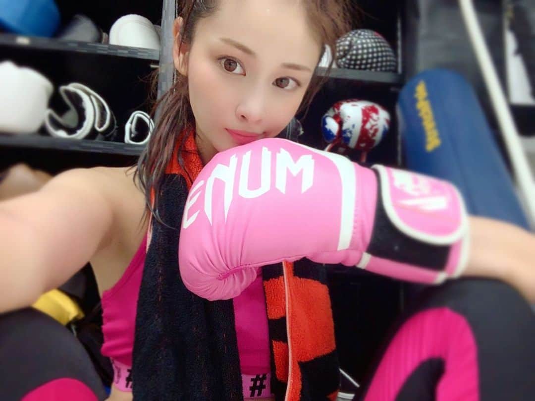 のインスタグラム：「💖 . 数ヶ月眠っていたマイグローブちゃんを連れて久しぶりのキック🥊 . サボりまくったせいでお尻も下がってきたしお腹も締まりがなくなってきた😭 . 久しぶりにたくさん動いてヘトヘトだったけど食欲の秋に突入してしまうのでしっかり燃焼しなきゃね🔥 . . #workout#training#fitness#ボクシング#キックボクシング#boxing #kickboxing #シーザージム#シーザージム渋谷#渋谷#shibuya#パーソナルトレーニング#bodymake #筋トレ女子#トレ女#ピンクモンスター#ピンクおばけ #脂肪燃焼#diet#ダイエット#痩せる#痩せたい#引き締め#筋トレ#body#有酸素運動#筋肉痛 #美ボディ#fitgirl#腹筋女子」