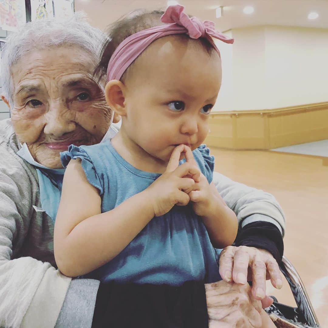 YOPPYさんのインスタグラム写真 - (YOPPYInstagram)「. 今日は　おばあちゃんの100歳のお誕生日でしたので　 大阪で　母方の親戚でお祝いをさせて頂きました .  おばあちゃんの100歳の物語は　 今日始まったばかりなのですが それまでの　生き方は 戦争を生き残り 必死で育てた 初めての我が子を見送り そして　 孫をも見送り　ただただ楽に生きてきた訳ではなく　 この迎えた100歳にとても深く重みを感じました . 長生きすればする程　の事態に巻き込まれながらも　おばあちゃんは　周りの介護してくれる　ケアマネさんや　施設の方に　飴ちゃんを準備して　配っております .  ブッダ様が申した通り そもそも生きること　そのものが苦しみ との説きに密接に向き合っているつもりではあるが どうか　あとは　 極楽を今！ お願いしますと願うばかりでございます  #ブッダ　#手を合わせる　#ブディズム　#100歳 比べるものは人間が造ったものばかり 比べる様じゃ極楽遠のく一方 比べる事で得る心境は重りがない そして私は　タニタに頼る人生」10月14日 22時46分 - yoyoyopico