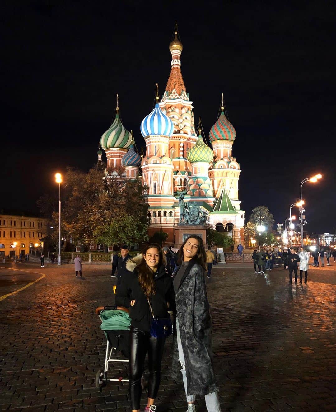 アイラ・トムリャノビッチのインスタグラム：「Moscow, you’re a stunner by night! #SaintBasils #RedSquare 📸 @tomhill95」