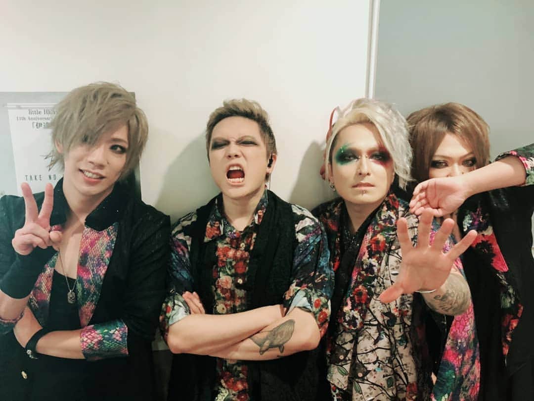 Chiyu のインスタグラム：「Zeppおつかれっした！ gremlinsのパーティー感は楽しんでもらえましたか？ 明日もあるので是非に♪ そしてNIGHTMAREかっこよかった。  #NIGHTMAREコンプリート #最後のはあれが顔です #本日もニーヤさんローディー発動しました笑」