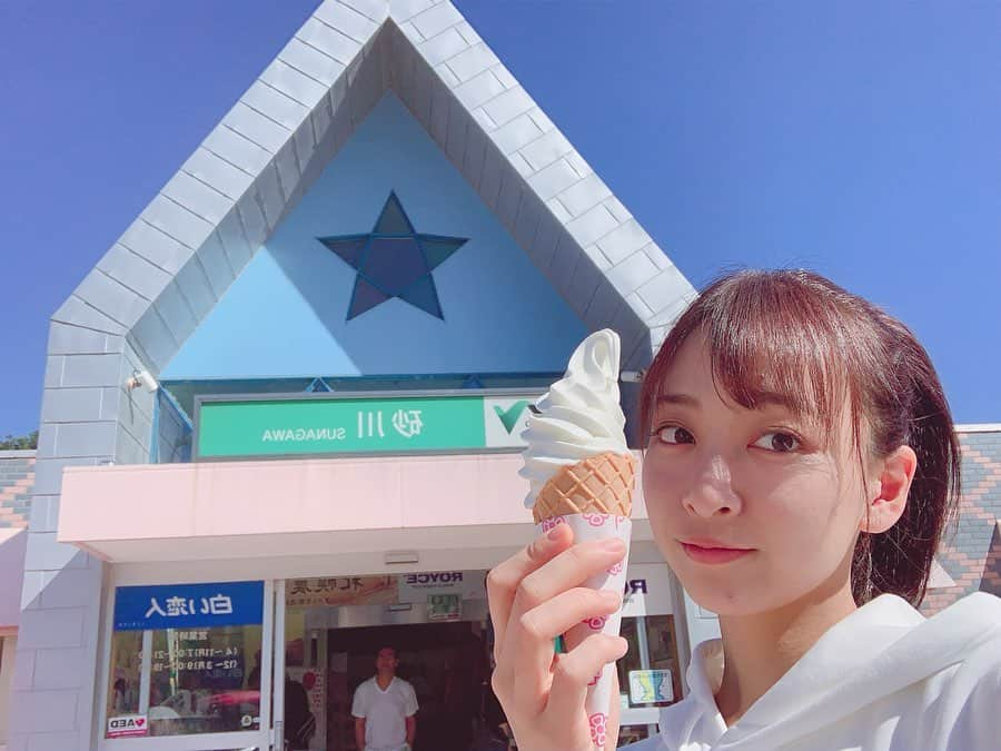 長谷川萌美さんのインスタグラム写真 - (長谷川萌美Instagram)「. 北海道 2日目 #旭川 へ #イオンモール旭川 さんにてリリースイベント🎤 . 札幌から移動中 #砂川 SAにて 大空とお花とソフトクリーム🍦 . そしてリリースイベントで２回歌わせて頂きました♪ この日は初披露のカバー曲を2曲交えながらのライブで楽しかったです☺️お越し下さった方、ありがとうございました🙏✨💗 . 私の大好きな #バターサンド 💕レーズンとかラムレーズン大好き🍇 .  #ビタスイ  #遠ラブ #北海道 #リリースイベント #リリイベ  #live #ライブ #ツアー」10月14日 22時42分 - moemi_hasegawa