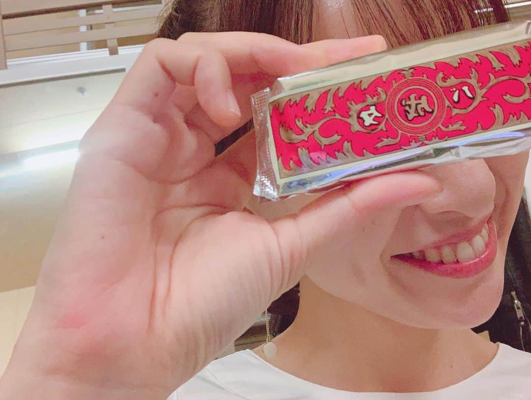 長谷川萌美さんのインスタグラム写真 - (長谷川萌美Instagram)「. 北海道 2日目 #旭川 へ #イオンモール旭川 さんにてリリースイベント🎤 . 札幌から移動中 #砂川 SAにて 大空とお花とソフトクリーム🍦 . そしてリリースイベントで２回歌わせて頂きました♪ この日は初披露のカバー曲を2曲交えながらのライブで楽しかったです☺️お越し下さった方、ありがとうございました🙏✨💗 . 私の大好きな #バターサンド 💕レーズンとかラムレーズン大好き🍇 .  #ビタスイ  #遠ラブ #北海道 #リリースイベント #リリイベ  #live #ライブ #ツアー」10月14日 22時42分 - moemi_hasegawa