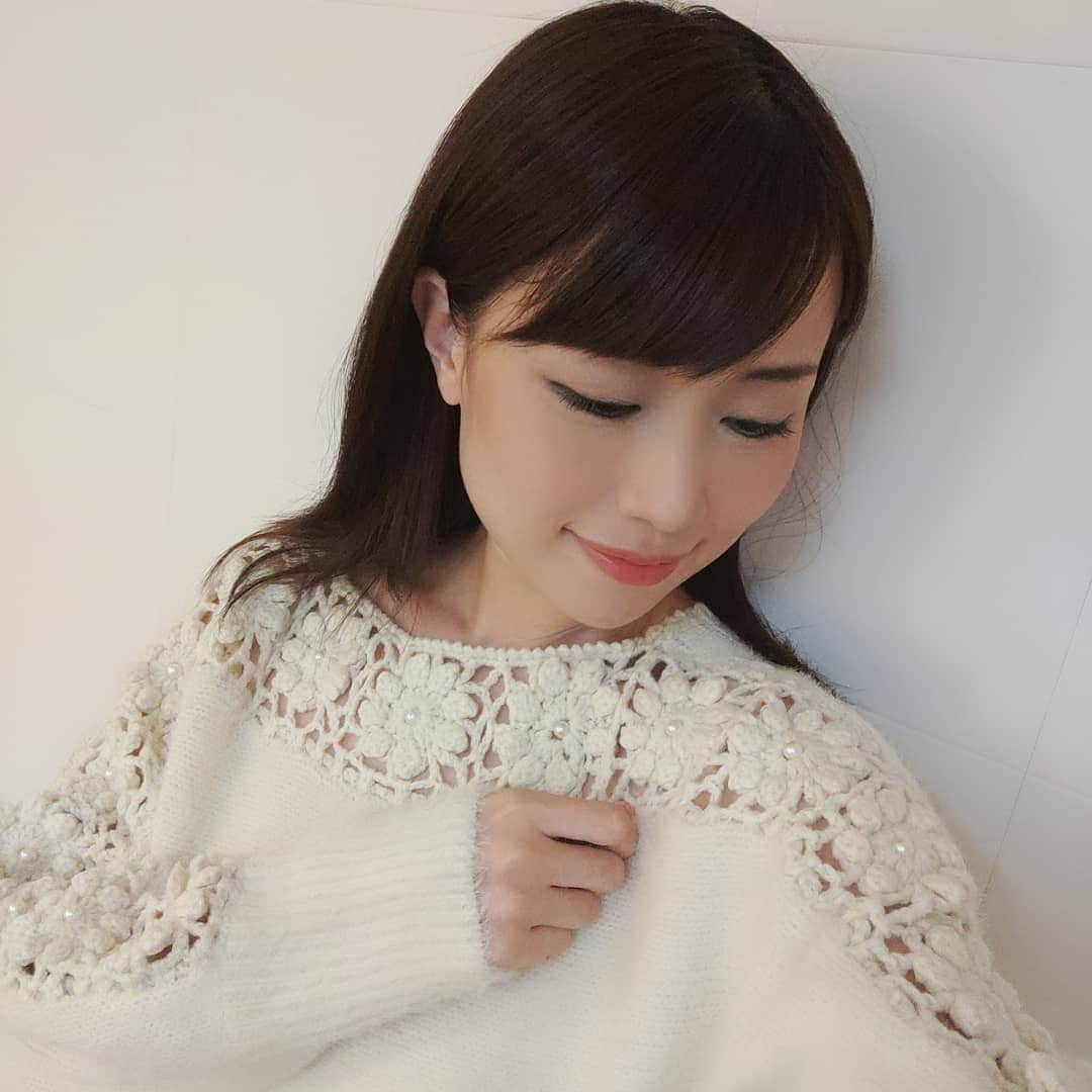 道岡桃子さんのインスタグラム写真 - (道岡桃子Instagram)「あったかニット❤️🧶 . 今日の部屋着は @frenchpave_official ✨✨ 編み編みの花がかわいらしいデザインです🌼 . 急に冷えてきましたね💦 暖かくしておやすみなさい😴⭐ . .  #ニット #レース #レーストップス #部屋着 #frenchpave #アナウンサー #アナウンサー衣装 #女子アナ #あたたかい #knit #flower #roomwear」10月14日 22時48分 - momoko_ana