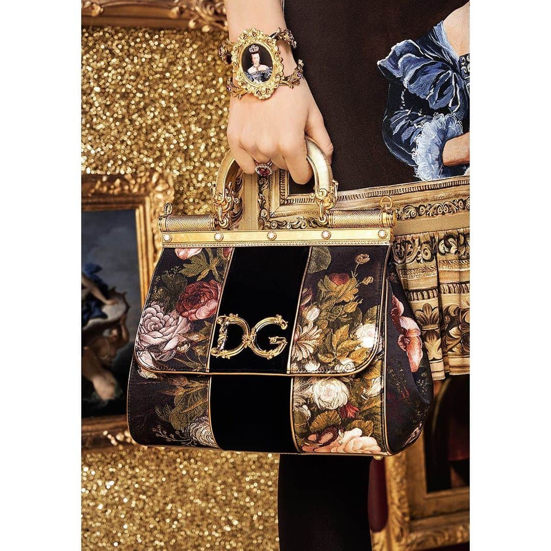 ドルチェ&ガッバーナさんのインスタグラム写真 - (ドルチェ&ガッバーナInstagram)「Embellished with floral brocade and a central black band, the sumptuous #DGSicilyBag features all of Dolce&Gabbana’s distinctive details.  #DGWomen」10月14日 23時00分 - dolcegabbana