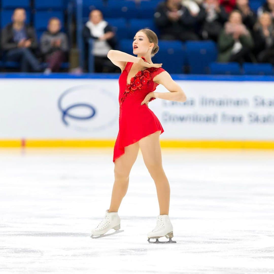 イェニー・サーリネンのインスタグラム：「What a competition! Thank you to everyone for supporting me 🙌🏼🥰 I couldn’t be any happier right now, made my new personal best by almost 20 points💪🏼 Kiitos kaikille kannustuksesta ja ihanista viesteistä! ❤️ #fintrophy19 #skatingfinland  Lyhytohjelmakuvat: @jannekoistinen ✨」