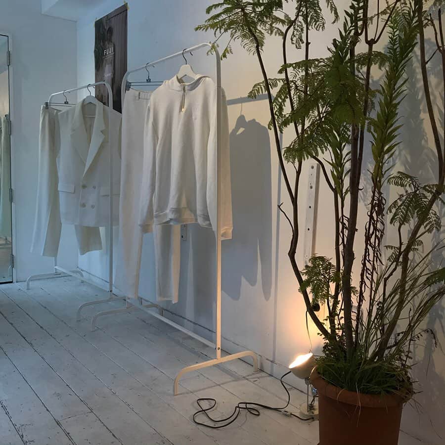 田口隼人のインスタグラム：「@fuji_official_  @ryotafujimoto  大好きなリョウタの展示会！ HIサンロード原宿にて16日まで。是非。」