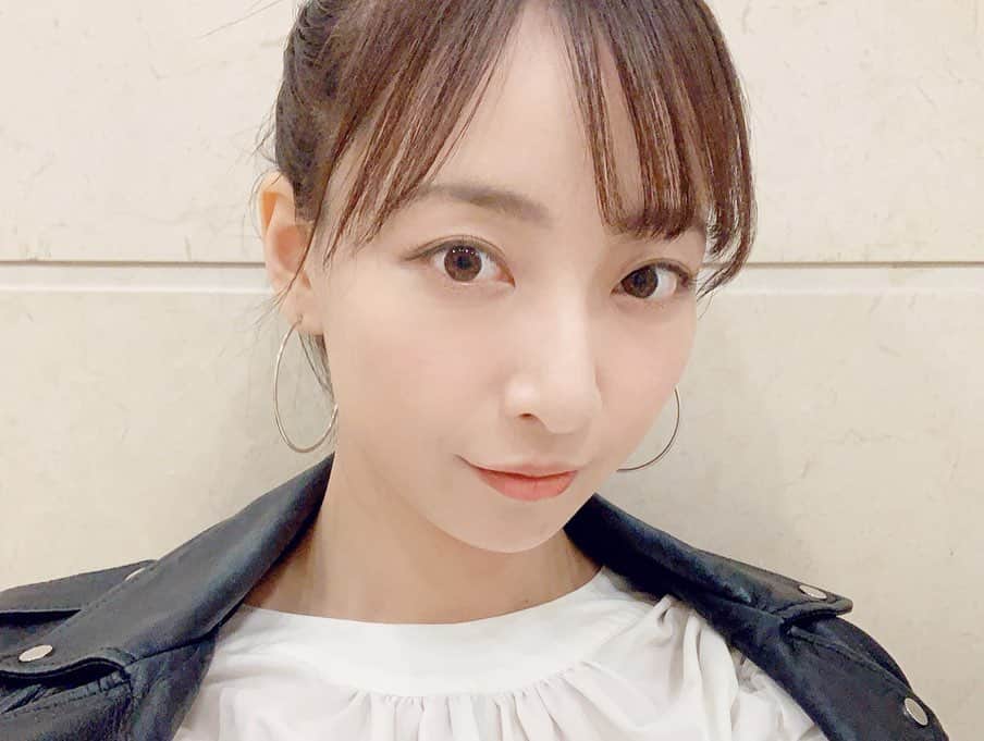 長谷川萌美さんのインスタグラム写真 - (長谷川萌美Instagram)「. 北海道2日目の続き  #札幌 #旭川 から札幌 へ戻りました SAにて羊さん🐑🌙✨ . 翌朝、北海道 3日目 待ち合わせに早く行き朝アイス🍨☺︎☀️ . そして  #HMV札幌ステラプレイス さんと  #ラソラ札幌 さんにて歌わせて頂きました！🎤🎵お越しくださった方、一緒に歌ってくださったり楽しかったです！ありがとうございました♡ .  #音楽処 さんにご挨拶させて頂きました☺️💕 #ビタスイ がんばります！ .  #エゾシカ #スープカレー 淡白で美味しかった😋❤️ .  #ビタスイ #北海道 #ツアー #朝アイス #羊 #リリースイベント #リリイベ #遠ラブ #live #ライブ」10月14日 23時08分 - moemi_hasegawa