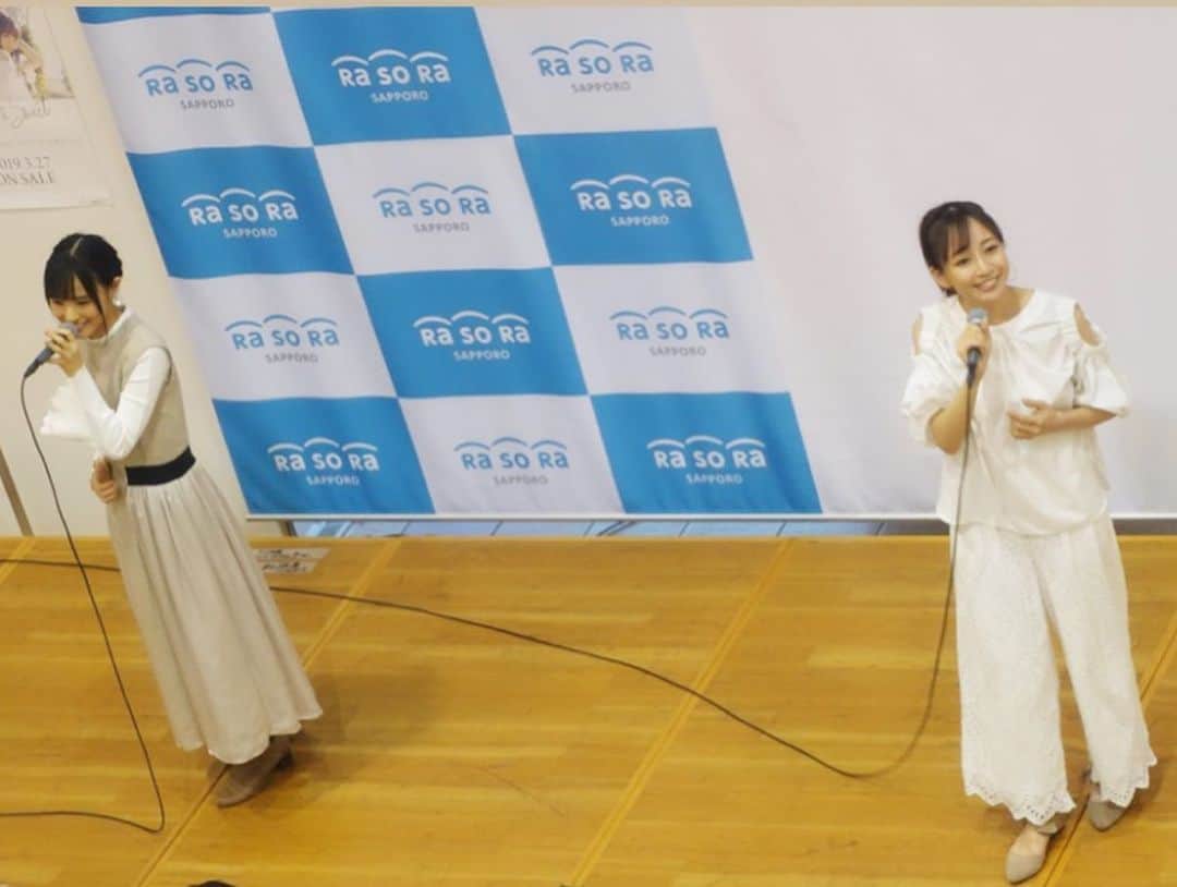 長谷川萌美さんのインスタグラム写真 - (長谷川萌美Instagram)「. 北海道2日目の続き  #札幌 #旭川 から札幌 へ戻りました SAにて羊さん🐑🌙✨ . 翌朝、北海道 3日目 待ち合わせに早く行き朝アイス🍨☺︎☀️ . そして  #HMV札幌ステラプレイス さんと  #ラソラ札幌 さんにて歌わせて頂きました！🎤🎵お越しくださった方、一緒に歌ってくださったり楽しかったです！ありがとうございました♡ .  #音楽処 さんにご挨拶させて頂きました☺️💕 #ビタスイ がんばります！ .  #エゾシカ #スープカレー 淡白で美味しかった😋❤️ .  #ビタスイ #北海道 #ツアー #朝アイス #羊 #リリースイベント #リリイベ #遠ラブ #live #ライブ」10月14日 23時08分 - moemi_hasegawa
