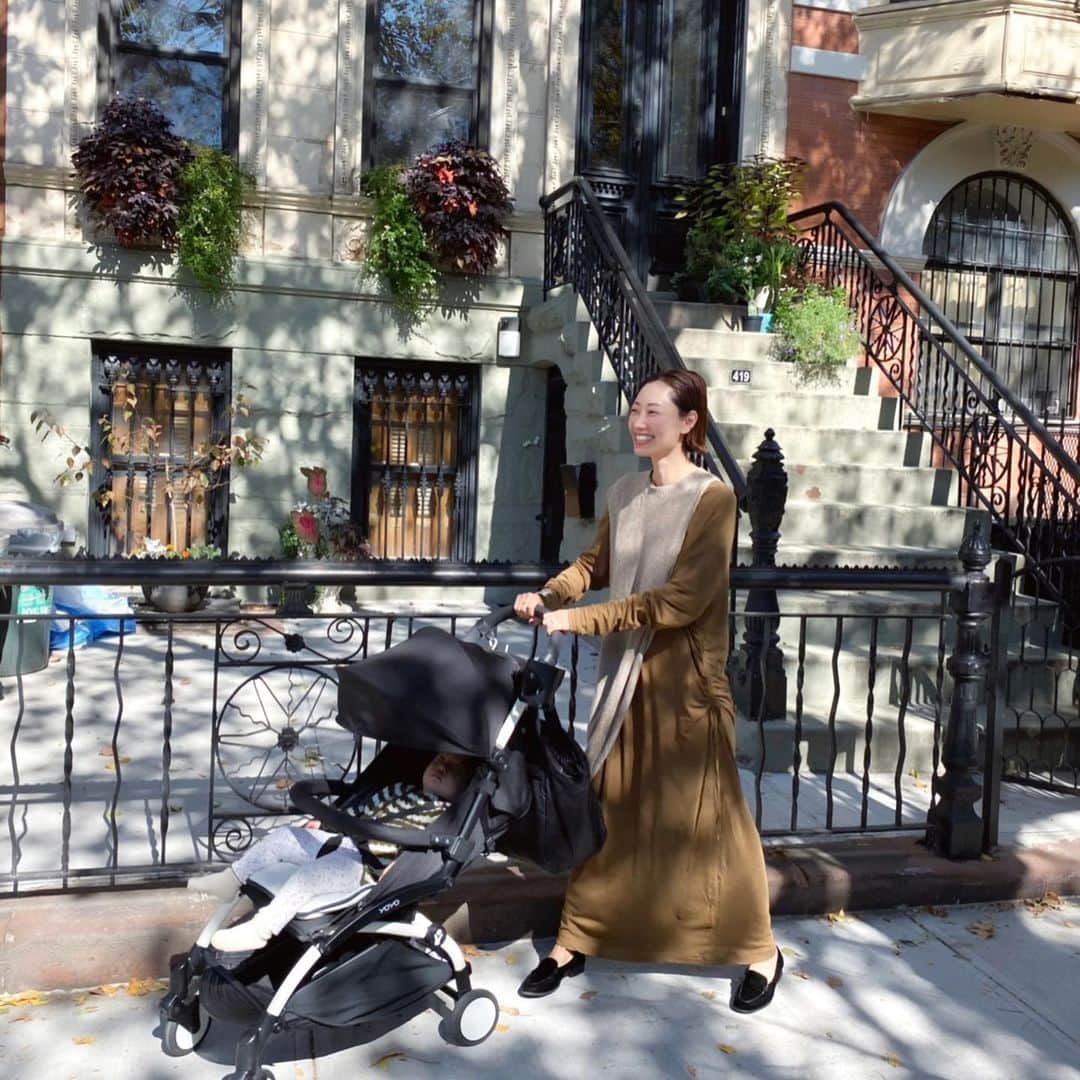 大塚良子のインスタグラム：「週末はとっても久しぶりに娘が大好きなクラス、日英バイリンガルプリスクールあおぞら学園 @aozoracommunity ヒヨコ組へ。日本語での手遊びや歌、読み聞かせの後にはスナックタイム。NYは市があらゆる情報を開示してる一方でアメリカは戸籍がないため役所からの案内はほとんどなくて学校のことをはじめ全て自分でメーリング登録したり調べたり、とにかく行動しないとならないので現地の人達との情報交換大事です。﻿同じくNYママサロン @nymamasalon も参加したいと思うクラスが多いのはもちろん、良い情報を得られるのも積極的に行きたい理由の一つ。 あれこれ悩まず分からないことは現地の先輩ママ達に聞くのが一番。そうする事でまぁ大丈夫かってポジティブに過ごせます。﻿ ﻿ ちなみにスナックタイムに、「それどこで買ったの？ブルックリン？」って聞かれたドレスは @uhruhruhr の秋冬。ベストは @neheraofficial です。﻿ ﻿ #nyc #newyork #babygirl ﻿#aozoragakuen  #13monthsold ﻿ #海外育児 #ニューヨーク」