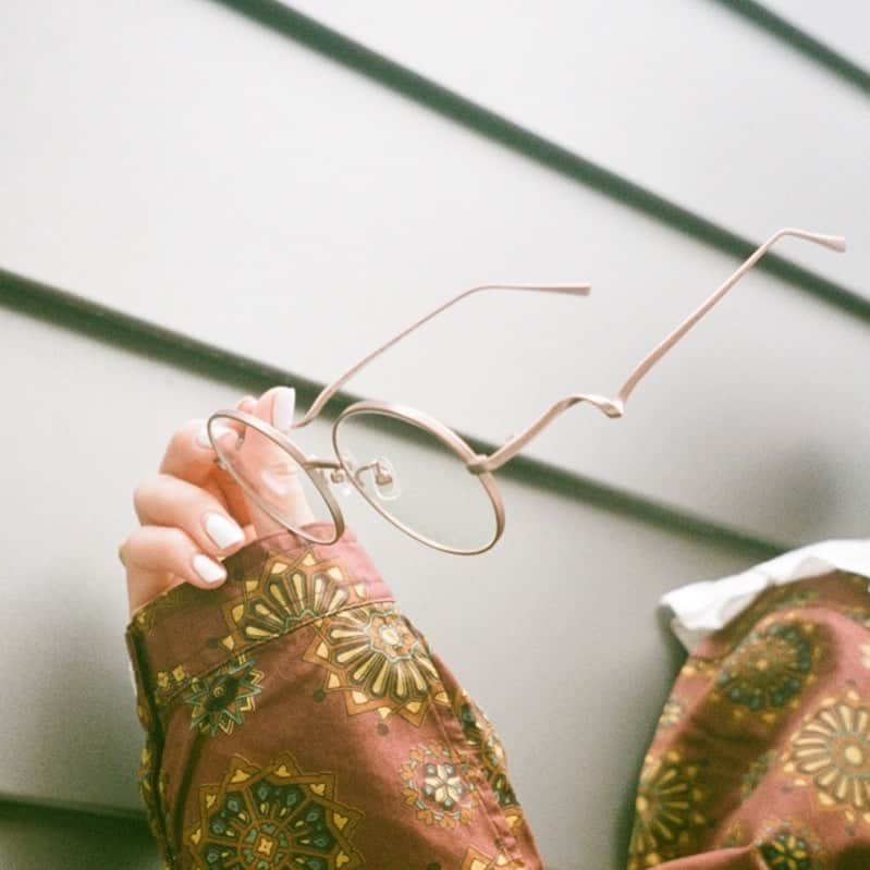 Zoff Officialのインスタグラム：「Zoff×LOVE BY e.m.eyewear collection / ZO193001_41F1 厚みのある縁に、サイド部分にひねりを加えた抜け感のある1本。 男女ともにかけやすい、ジェンダーレスなデザインです。 #Zoff #FASHION #eyewearstyle #メガネ #Zoffコーデ」