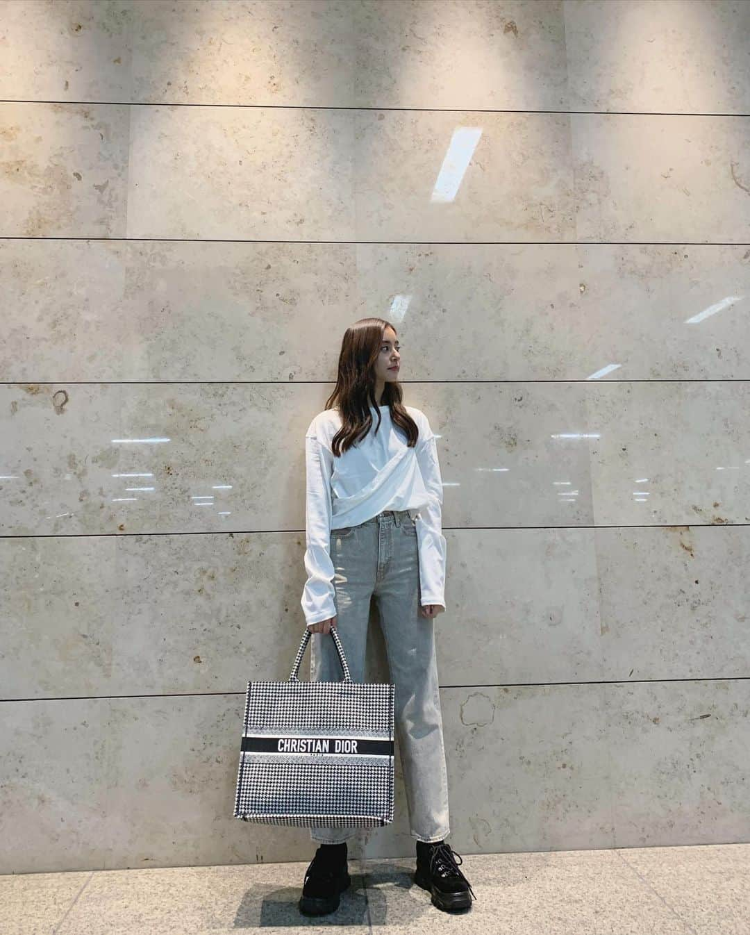 新木優子さんのインスタグラム写真 - (新木優子Instagram)「私服  tops : @perverze_official  bottom : @laguagem  shoes : @sly_official  bag : @dior  もうロンTだけじゃ寒いね、、🍃 #fashion #mystyle」10月14日 23時16分 - yuuuuukko_