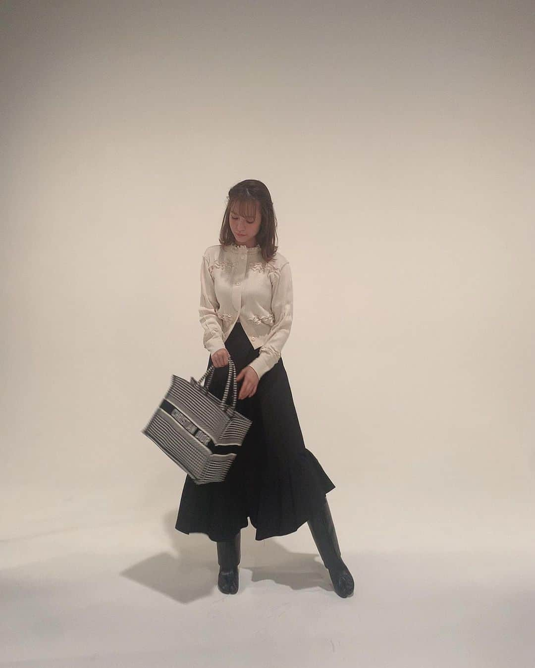 野崎萌香さんのインスタグラム写真 - (野崎萌香Instagram)「しふく🦢🦢🦢 . . .  cardigan... @machupichu_shop  bag... @dior  skirt... @zara  boots... @maisonmargiela  #もえ服」10月14日 23時17分 - moeka_nozaki