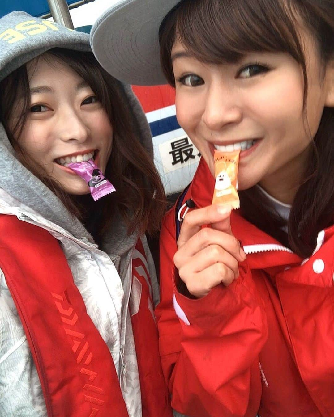 高本采実さんのインスタグラム写真 - (高本采実Instagram)「👭 今日は利弥丸へ ジギングをしに行きました👭🎣 船での釣りはちょっとだけ久しぶりやったから 前回９月末と同じ格好で行ったら 見事に震えるぐらいの寒さでして...⛄️ ちゃこさんがBLAUSEAパーカー 貸してくださったおかげで 快適に寒さを耐え忍びました👼🏻 . 暑い日々が続いてましたが、 もうすっかり秋で、 そろそろ防寒に入る時期になりましたね😣🔥 皆さんも釣りやお出かけする時は 特に朝晩の冷え込みにどうぞご注意下さい🐣🔥 . . さて今回の釣行は、 わいわい楽しい優しいおもろい最高な TGK（釣りガール関西）の女子会に ご一緒させて頂きました❣️ 釣果等また投稿します( ͡° ͜ʖ ͡°)🎣💕 . . . . . #垂水漁港 #利弥丸 #TGK #関西釣りガール #女子会 #ジギング #海釣り #船釣り #オフショア #jigging #ジグ #パーカー女子 #パーカー #ありがたや #釣女ちゃこ #高本采実 #あやみん #釣りガール #fishinggirls #釣り好き #釣り #ayamistagram」10月14日 23時19分 - ayami__summer