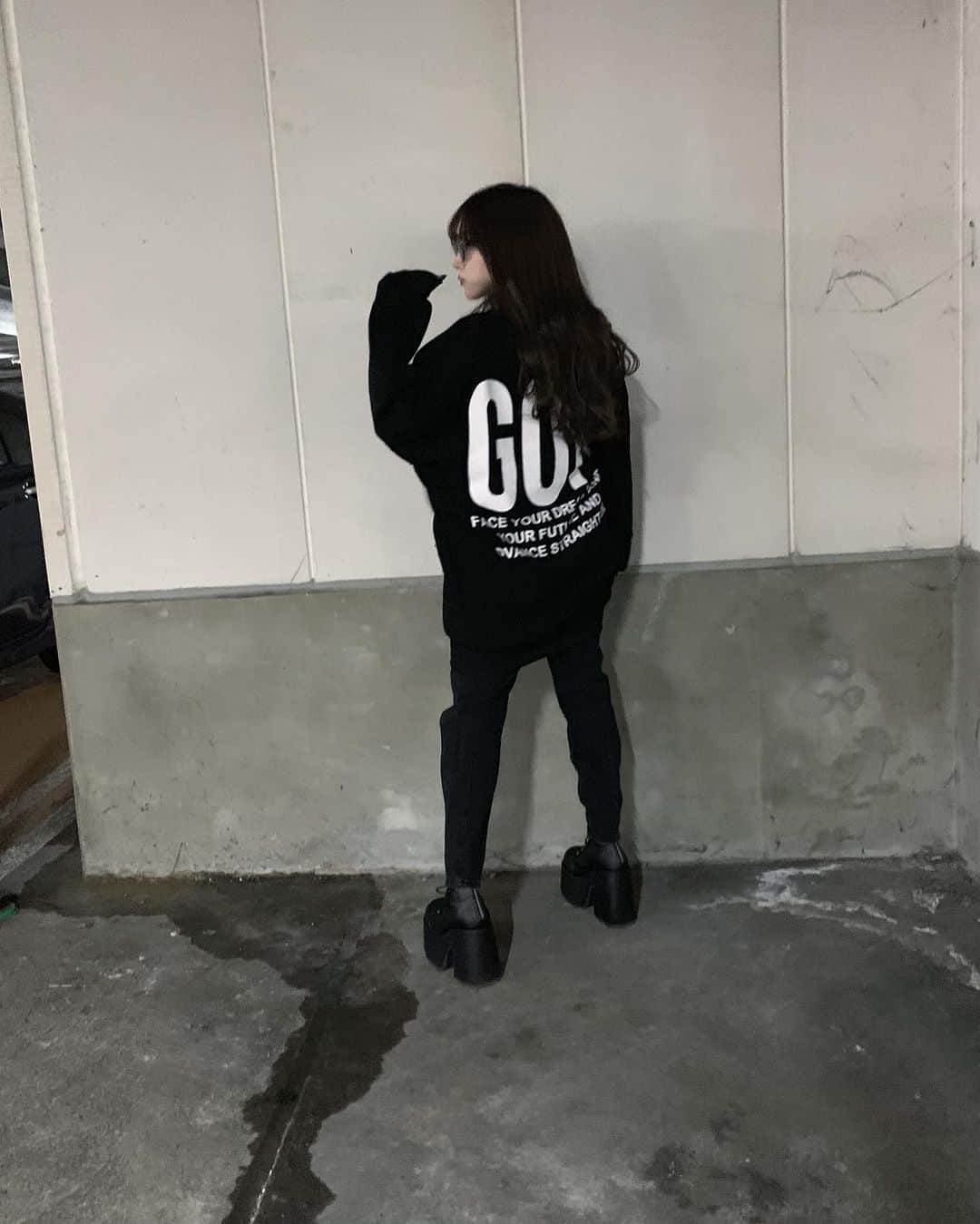 おもてちゃんのインスタグラム：「. いつの日かの☠️ . トレーナー SpRay デニム ZARA ブーツ Demonia バッグ moussy」