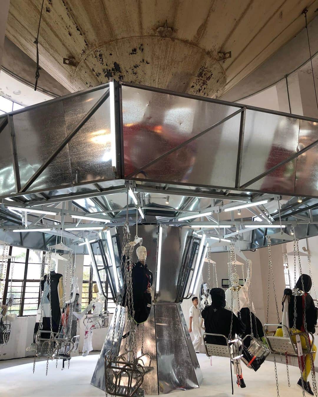 軍地彩弓さんのインスタグラム写真 - (軍地彩弓Instagram)「ショールームで一番クールだった #labelhood 浦東の端、元米倉庫だった場所をリノベーション。上海はこういうリノベ物件がカッコいい。 外側はまるで、ポンピドゥセンター。  展示会テーマは「OUT OF THIS WORLD」まさに、世界の裏側に来たみたい。  1階にはNIKE LABの展示や、ワークショップ、フードドリンクもデザインが可愛すぎる。  ファッションイラストレーターのエキジビションも、全てが若くてかっこよくて。 来ているインフルエンサーたちもかなりおしゃれです。  #上海ファッションウィーク #shanghaifashionweek2020ss  #fashion」10月14日 23時25分 - sayumi7