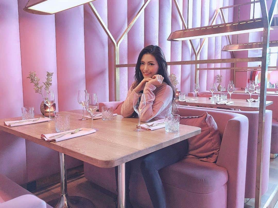 MIKAさんのインスタグラム写真 - (MIKAInstagram)「Girl thing👭💒✨ 店内どこを見渡してもピンクの可愛いカフェ💞☕️ #mamakelly #amsterdam #cafe #kawaii #アムステルダム」10月14日 23時25分 - cjd_mika