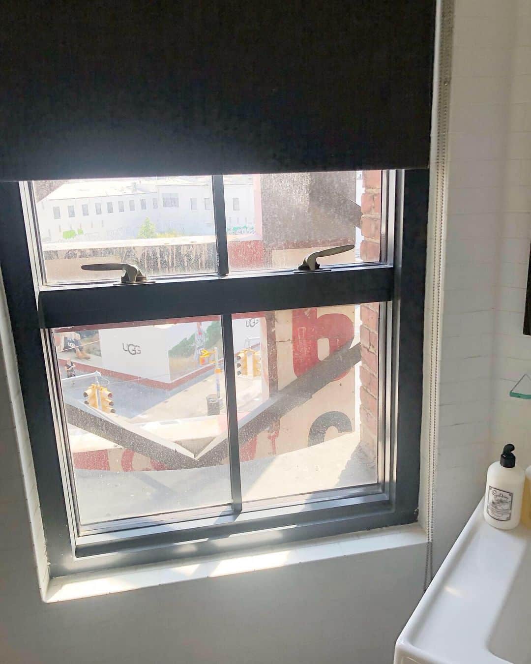 渡辺真実絵さんのインスタグラム写真 - (渡辺真実絵Instagram)「.﻿ N Y D A Y 3﻿ 🏨 @wythehotel﻿ ﻿ Brooklynへ移動してからは #Wythehotel で一泊 ❤︎﻿ ﻿ ﻿ はっきり言って一泊じゃ堪能出来なかった😢﻿ ﻿ コンクリートの床、天井まである大きな窓 レトロなレンガの壁と、白いタイルのバスルーム。 レトロさとモダンな雰囲気がmixされた素敵なお部屋でした☺︎﻿ ﻿ ちなみに私たちが泊った部屋は﻿ ちょうど『Ｅ』のとこでした💛🧡笑 (2枚目参照)」10月14日 23時28分 - mamu________________