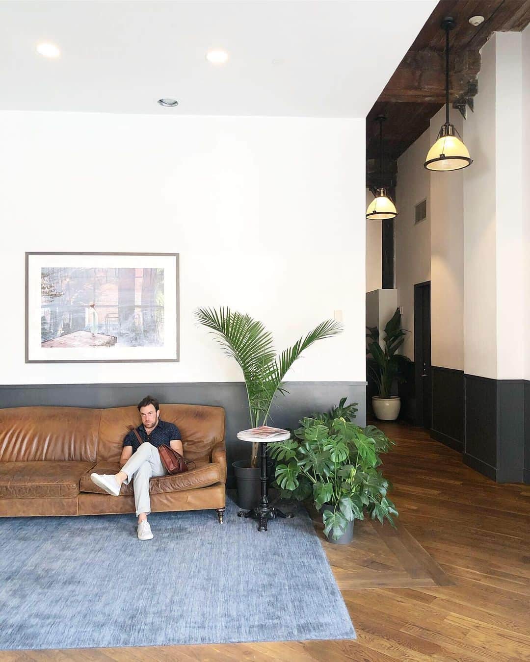 渡辺真実絵さんのインスタグラム写真 - (渡辺真実絵Instagram)「.﻿ N Y D A Y 3﻿ 🏨 @wythehotel﻿ ﻿ Brooklynへ移動してからは #Wythehotel で一泊 ❤︎﻿ ﻿ ﻿ はっきり言って一泊じゃ堪能出来なかった😢﻿ ﻿ コンクリートの床、天井まである大きな窓 レトロなレンガの壁と、白いタイルのバスルーム。 レトロさとモダンな雰囲気がmixされた素敵なお部屋でした☺︎﻿ ﻿ ちなみに私たちが泊った部屋は﻿ ちょうど『Ｅ』のとこでした💛🧡笑 (2枚目参照)」10月14日 23時28分 - mamu________________