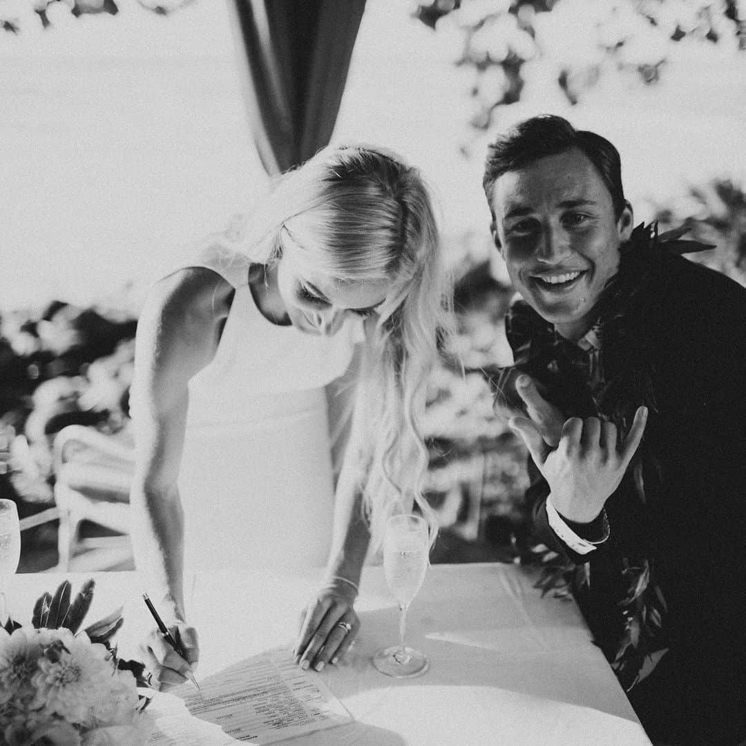 エマ・コバーンさんのインスタグラム写真 - (エマ・コバーンInstagram)「Happy Anniversary, Boss ❤️ 2 years ago, we stood under the trees in Kauai and laughed, cried, and kissed. I became your wife 💕 The best day. Love you Joe Joe @joebosshard #TheBosshards 🤙🏻 #partywave (📷 @sarahkathleenphoto)」10月14日 23時28分 - emmacoburn