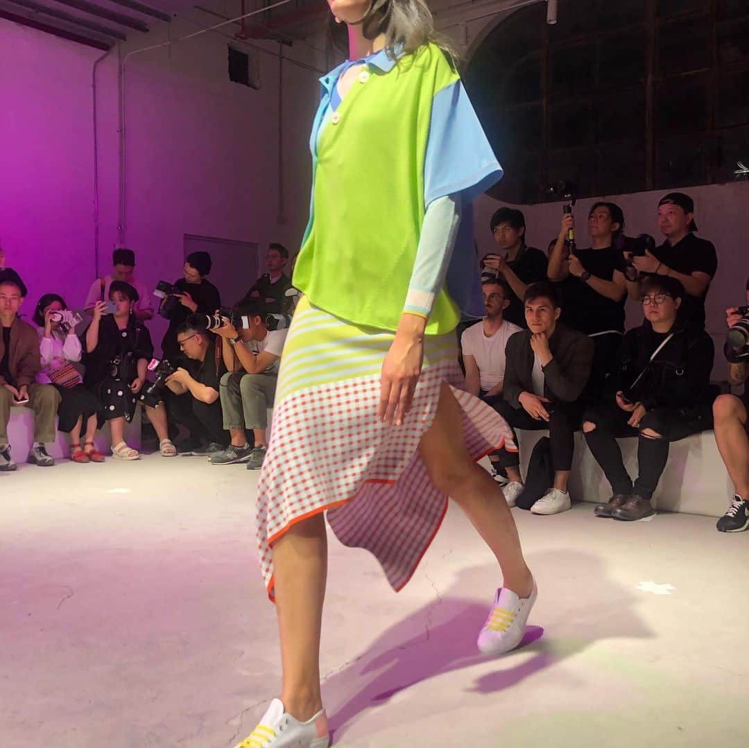 軍地彩弓さんのインスタグラム写真 - (軍地彩弓Instagram)「今回ラストに駆け込んだ、 #i_am_chen … のショー。ウールマークアワードを取ったニットブランドだけに完成度が高い。 ハッピーな色使いと繊細さと、軽やかさと、着たくなるアイテムばかりで、見にこれて良かった^_^。 さて、明日から東京ファッションウィーク #rfwtokyo 参戦いたします！  #fashion  @i_am_chen_official  #shanghaifashionweek2019aw」10月14日 23時40分 - sayumi7