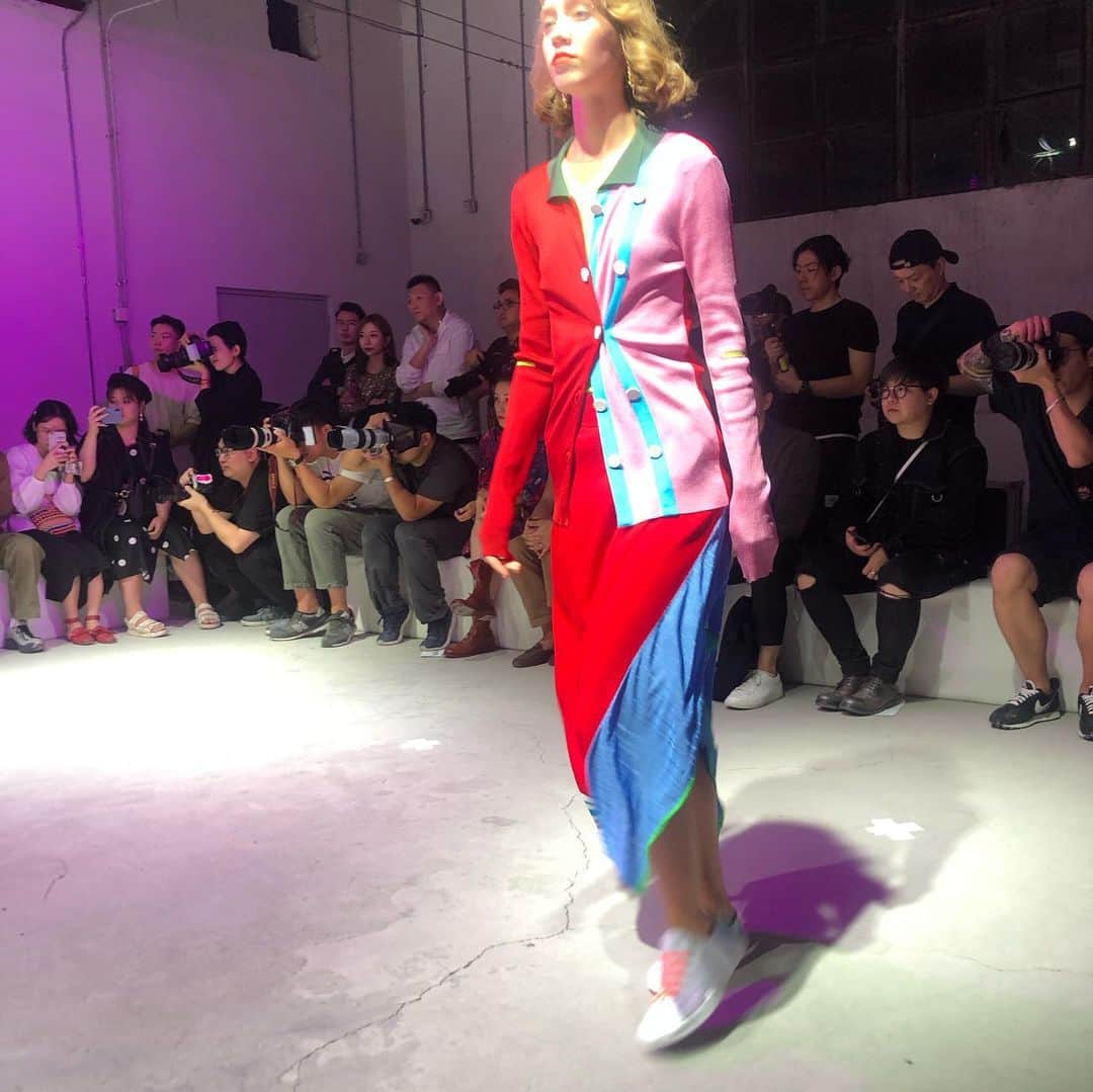 軍地彩弓さんのインスタグラム写真 - (軍地彩弓Instagram)「今回ラストに駆け込んだ、 #i_am_chen … のショー。ウールマークアワードを取ったニットブランドだけに完成度が高い。 ハッピーな色使いと繊細さと、軽やかさと、着たくなるアイテムばかりで、見にこれて良かった^_^。 さて、明日から東京ファッションウィーク #rfwtokyo 参戦いたします！  #fashion  @i_am_chen_official  #shanghaifashionweek2019aw」10月14日 23時40分 - sayumi7