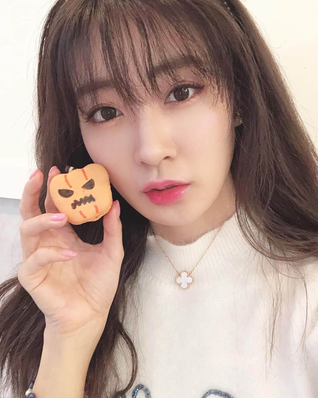 伊藤愛梨さんのインスタグラム写真 - (伊藤愛梨Instagram)「１０月のハロウィン限定🎃👻マカロンかわゆすだよ💕 明日からまた頑張りましょ💕 おやすみなさい😪 . . . . . ・ ・ ・ ・ ・ ・ ・ #ガーリー #可愛い#大人可愛い#コーデ#コーディネート#コスメ#メイク#オフショル#ヘアスタイル  #ピンク#スタイル#デニム#大人カジュアル#韓国  #韓国ファッション#インスタ映え#liliybrown #あいりんまる  #pink#koreanfashion#koreanmacaron  #lillilly  #snidel #dotorimacaron」10月14日 23時40分 - ilovely1007_