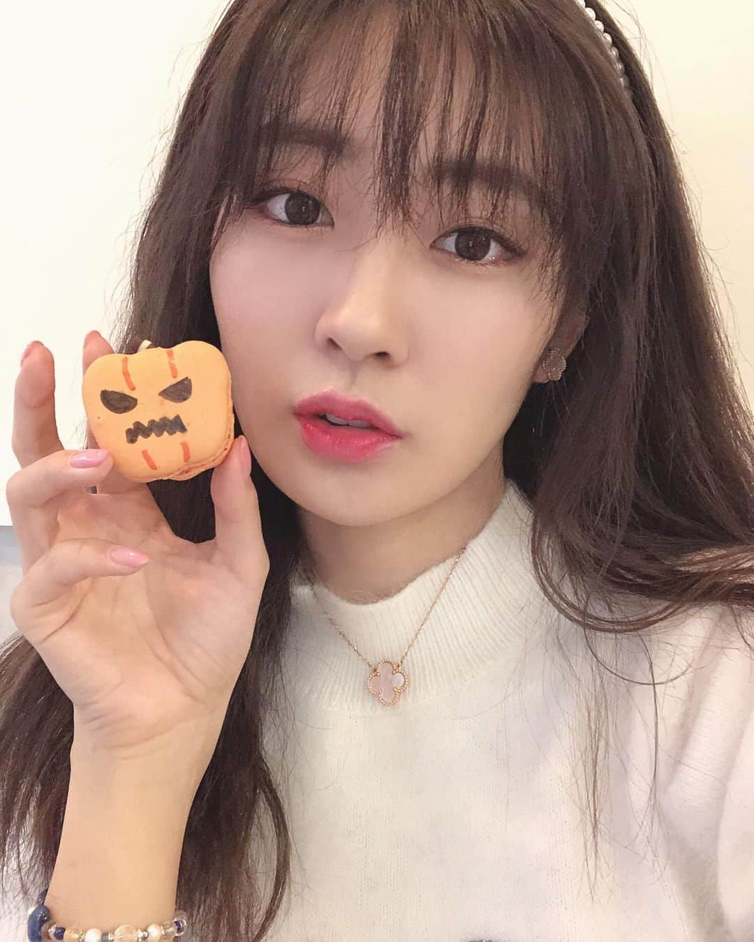 伊藤愛梨さんのインスタグラム写真 - (伊藤愛梨Instagram)「１０月のハロウィン限定🎃👻マカロンかわゆすだよ💕 明日からまた頑張りましょ💕 おやすみなさい😪 . . . . . ・ ・ ・ ・ ・ ・ ・ #ガーリー #可愛い#大人可愛い#コーデ#コーディネート#コスメ#メイク#オフショル#ヘアスタイル  #ピンク#スタイル#デニム#大人カジュアル#韓国  #韓国ファッション#インスタ映え#liliybrown #あいりんまる  #pink#koreanfashion#koreanmacaron  #lillilly  #snidel #dotorimacaron」10月14日 23時40分 - ilovely1007_