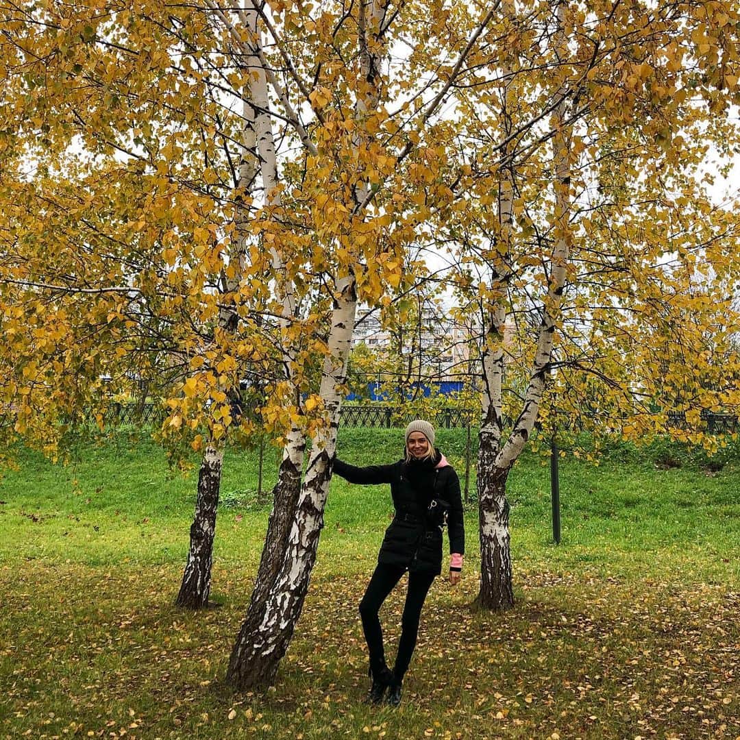 ヴァレンティナ・ゼリャヴァのインスタグラム：「From Russia with love ✌🏼😊」