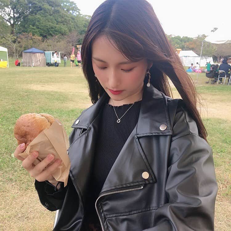 のインスタグラム：「・ 天神から少しお散歩して舞鶴公園まで👣👭 天気が良くて気持ちよかった︎☺︎♥ 3枚目友達のケータイ11proだから画質良すぎて盛れる笑 iPhoneカメラ最強なんだけど😂 ニット帽この色と黒で迷って黒買った🖤笑 ・ #福岡#fukuoka#舞鶴公園#舞鶴公園西広場  #ヨガ#のイベント#やってた#笑 #良き一日#💯#11pro#画質#最強 #メガネかけてたから#ノーマルでも#いけた #渡邊菜々#わたなな#🌻 #珍しくブレてる写真なかった笑笑 #コメントどしどしまってる #わたななのふく」