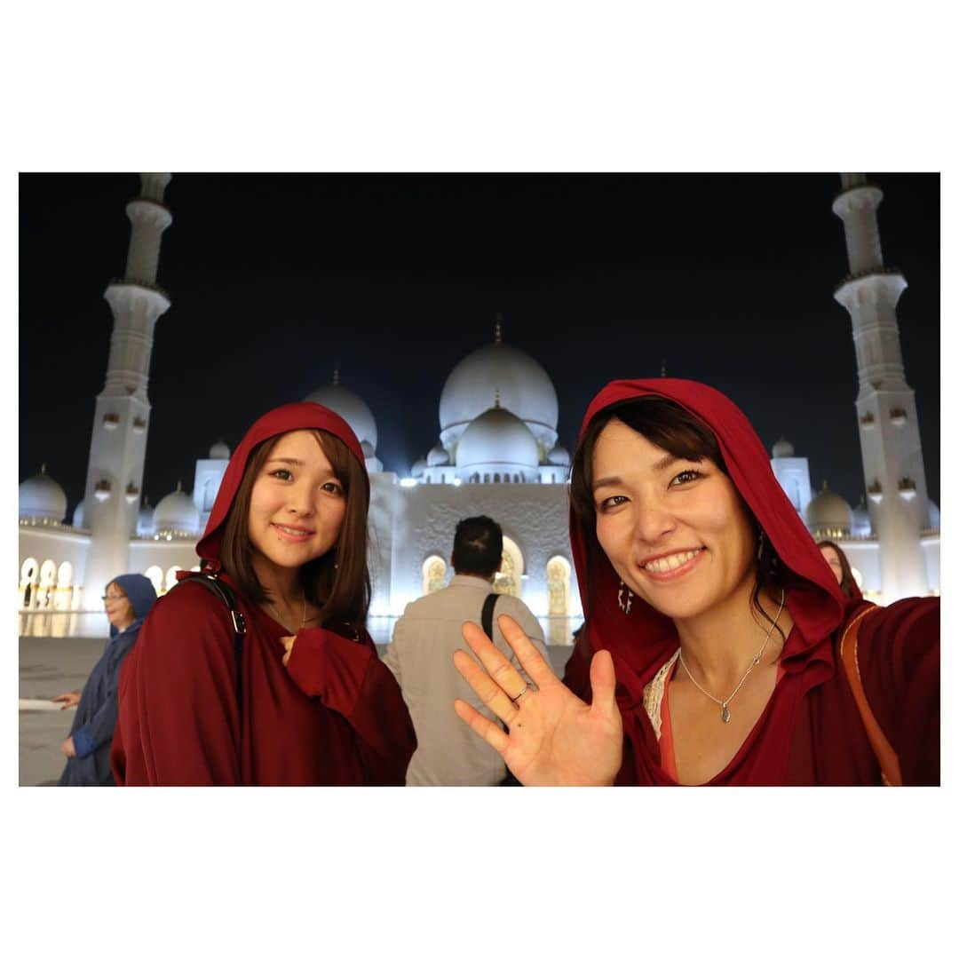 小林由佳さんのインスタグラム写真 - (小林由佳Instagram)「🕌Sheikh Zayed Grand Mosque🕌 ・ ・ #暑すぎ #アブダビ #昼から夜までモスクいるひとなかなかいない #フードコート3店舗しかない #寒いし #リアルアラビアンナイト #このモスクは左右対称なんだよという謎知識 #赤いのと青いの #紐がないのなんでだろ #赤はすりびくチビだから #高速バスで2時間爆睡  #夜ワッフル #今日もよく食べるすずぴ」10月14日 23時43分 - yuca_tan