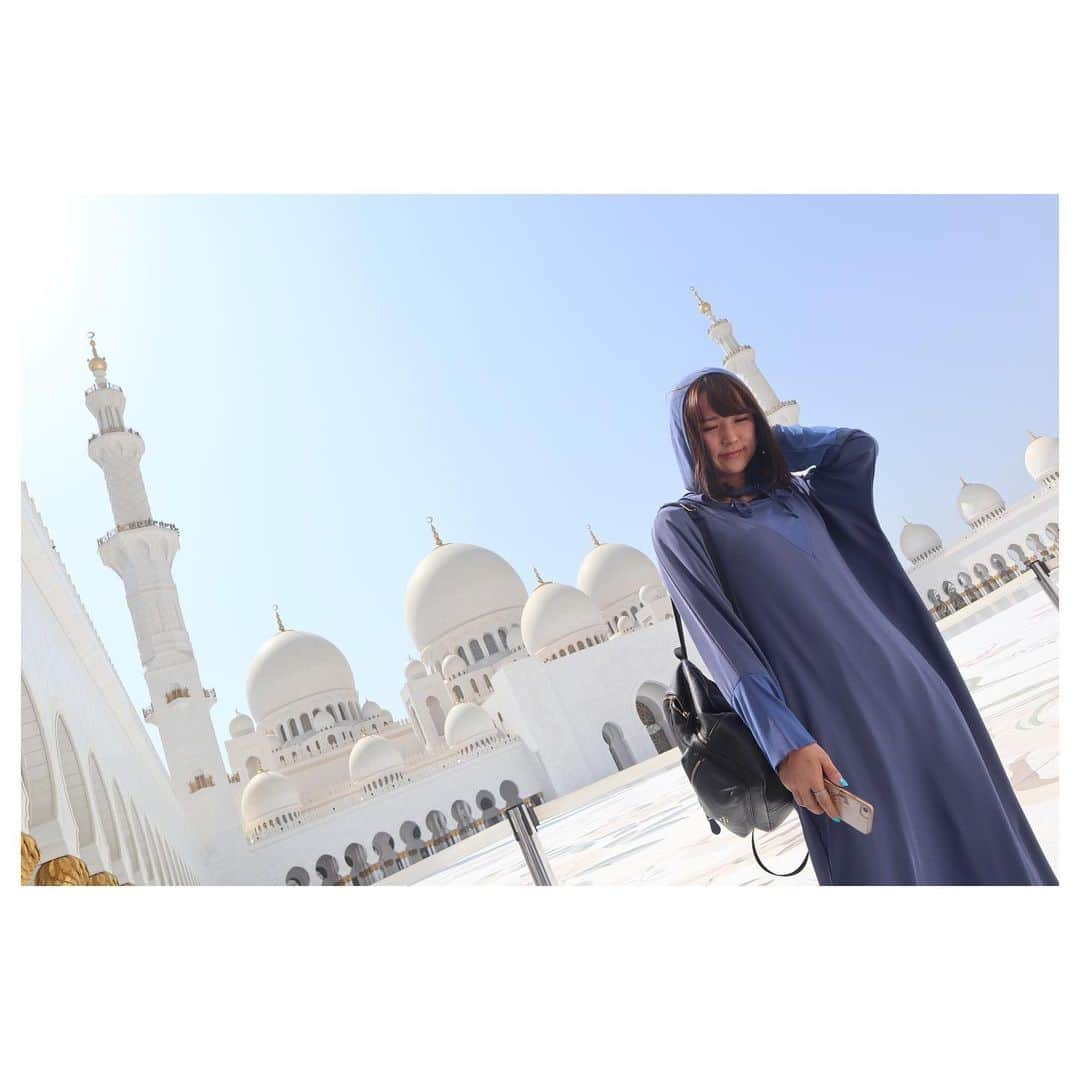 小林由佳さんのインスタグラム写真 - (小林由佳Instagram)「🕌Sheikh Zayed Grand Mosque🕌 ・ ・ #暑すぎ #アブダビ #昼から夜までモスクいるひとなかなかいない #フードコート3店舗しかない #寒いし #リアルアラビアンナイト #このモスクは左右対称なんだよという謎知識 #赤いのと青いの #紐がないのなんでだろ #赤はすりびくチビだから #高速バスで2時間爆睡  #夜ワッフル #今日もよく食べるすずぴ」10月14日 23時43分 - yuca_tan