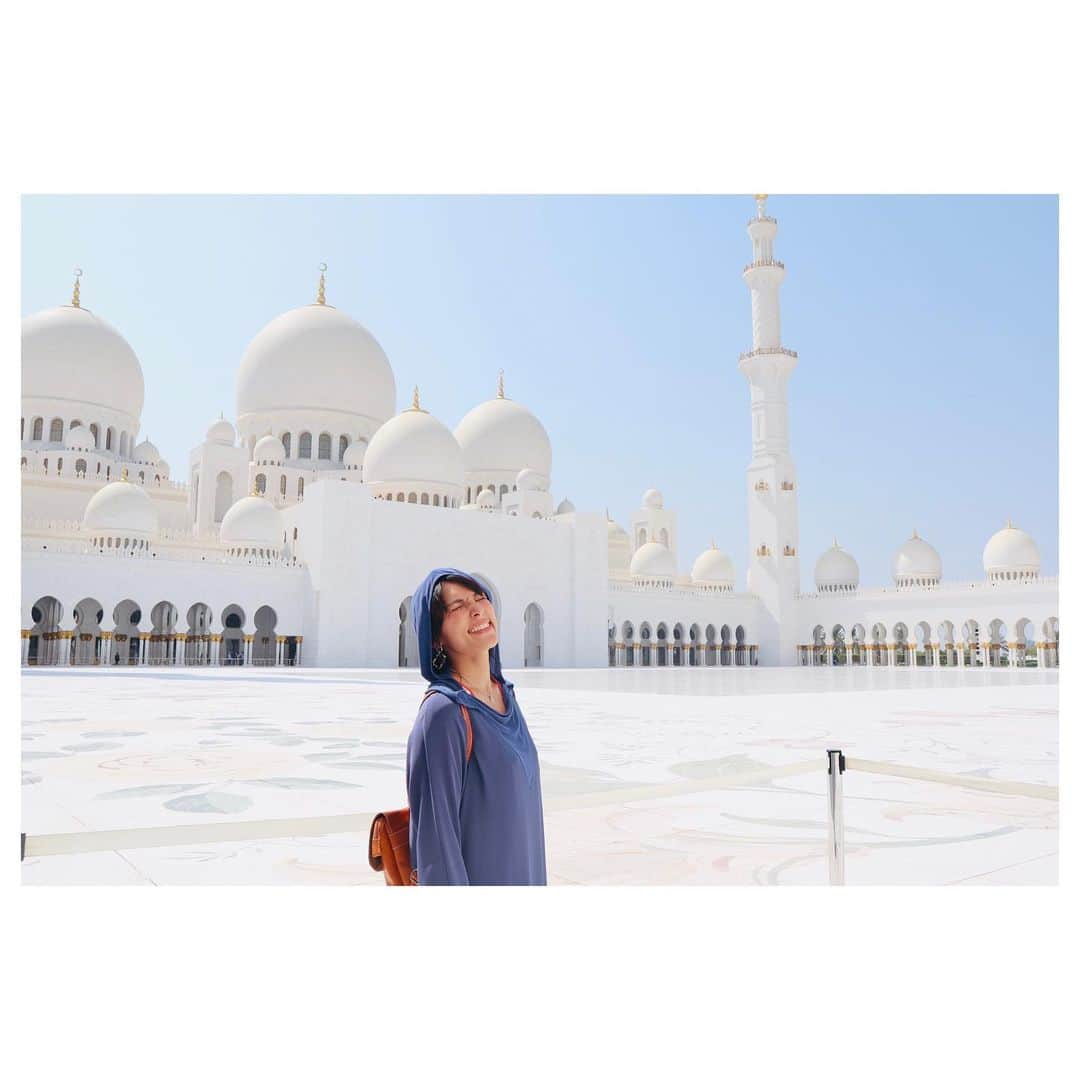 小林由佳さんのインスタグラム写真 - (小林由佳Instagram)「🕌Sheikh Zayed Grand Mosque🕌 ・ ・ #暑すぎ #アブダビ #昼から夜までモスクいるひとなかなかいない #フードコート3店舗しかない #寒いし #リアルアラビアンナイト #このモスクは左右対称なんだよという謎知識 #赤いのと青いの #紐がないのなんでだろ #赤はすりびくチビだから #高速バスで2時間爆睡  #夜ワッフル #今日もよく食べるすずぴ」10月14日 23時43分 - yuca_tan