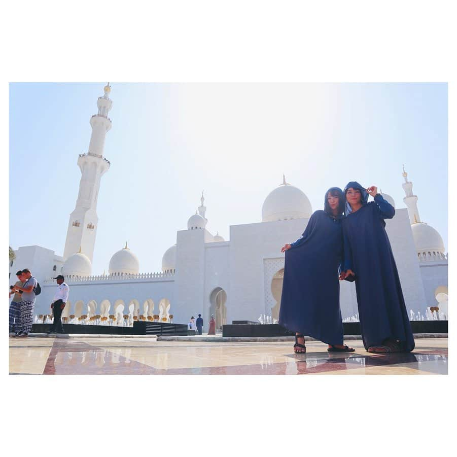 小林由佳さんのインスタグラム写真 - (小林由佳Instagram)「🕌Sheikh Zayed Grand Mosque🕌 ・ ・ #暑すぎ #アブダビ #昼から夜までモスクいるひとなかなかいない #フードコート3店舗しかない #寒いし #リアルアラビアンナイト #このモスクは左右対称なんだよという謎知識 #赤いのと青いの #紐がないのなんでだろ #赤はすりびくチビだから #高速バスで2時間爆睡  #夜ワッフル #今日もよく食べるすずぴ」10月14日 23時43分 - yuca_tan