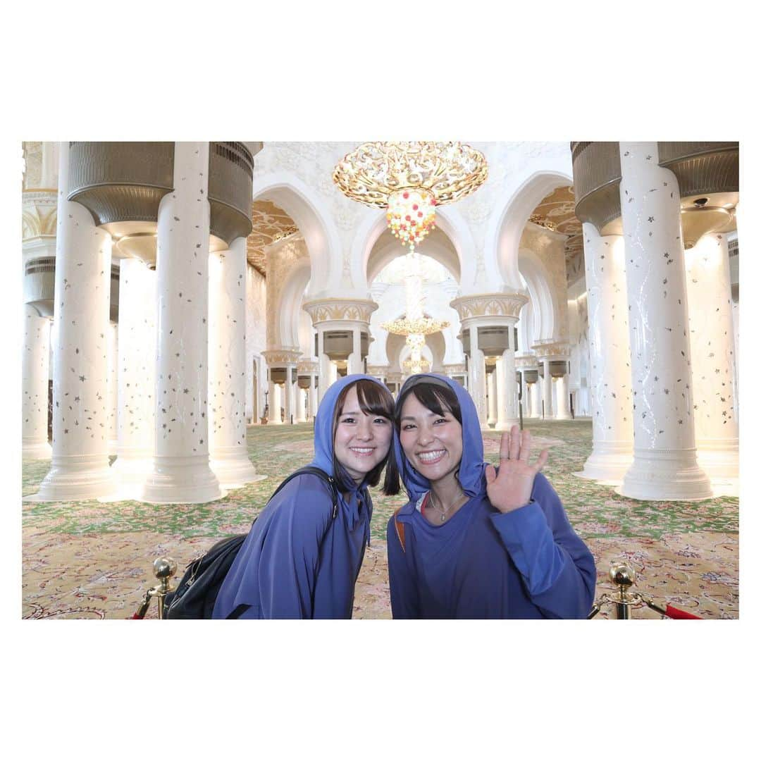 小林由佳さんのインスタグラム写真 - (小林由佳Instagram)「🕌Sheikh Zayed Grand Mosque🕌 ・ ・ #暑すぎ #アブダビ #昼から夜までモスクいるひとなかなかいない #フードコート3店舗しかない #寒いし #リアルアラビアンナイト #このモスクは左右対称なんだよという謎知識 #赤いのと青いの #紐がないのなんでだろ #赤はすりびくチビだから #高速バスで2時間爆睡  #夜ワッフル #今日もよく食べるすずぴ」10月14日 23時43分 - yuca_tan