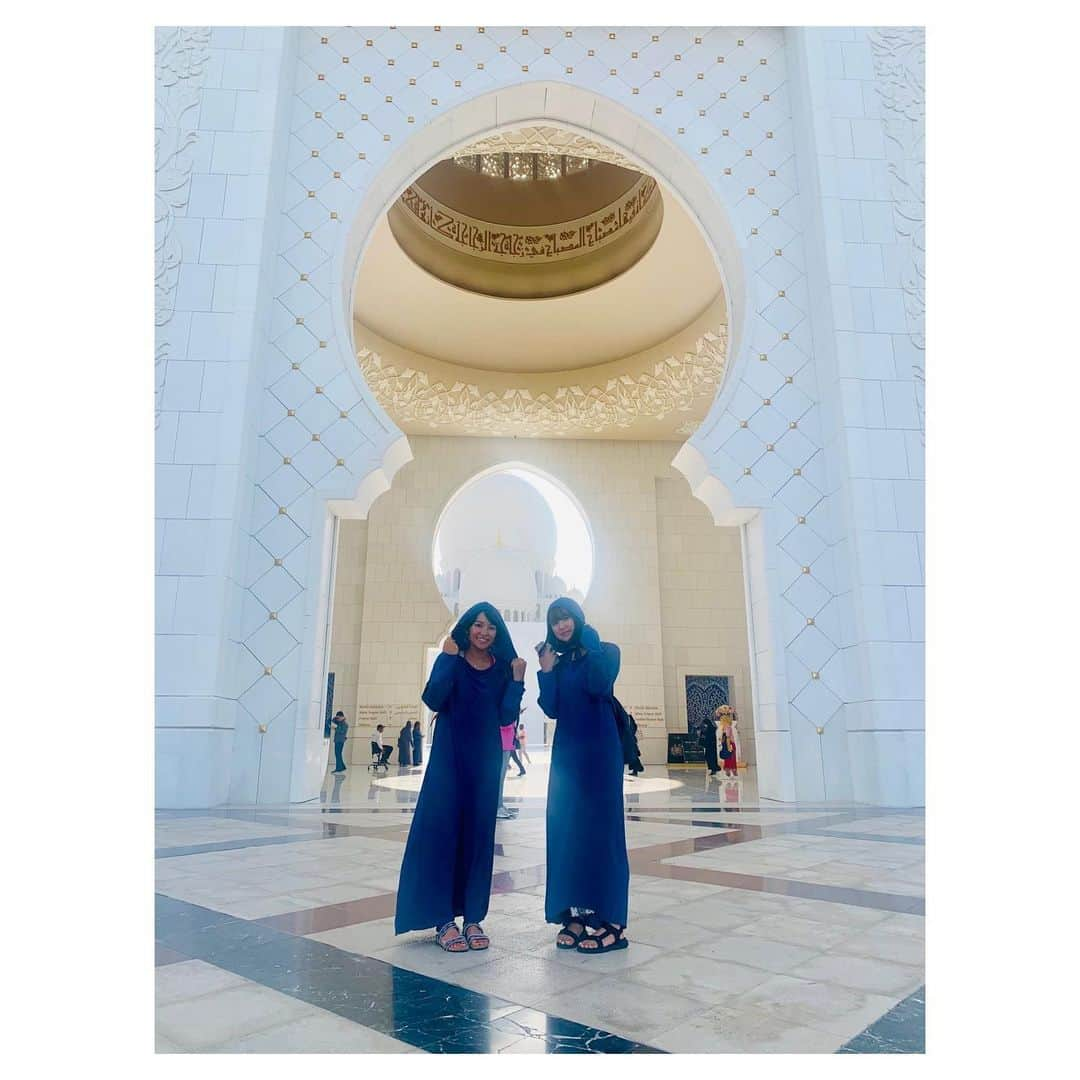 小林由佳さんのインスタグラム写真 - (小林由佳Instagram)「🕌Sheikh Zayed Grand Mosque🕌 ・ ・ #暑すぎ #アブダビ #昼から夜までモスクいるひとなかなかいない #フードコート3店舗しかない #寒いし #リアルアラビアンナイト #このモスクは左右対称なんだよという謎知識 #赤いのと青いの #紐がないのなんでだろ #赤はすりびくチビだから #高速バスで2時間爆睡  #夜ワッフル #今日もよく食べるすずぴ」10月14日 23時43分 - yuca_tan