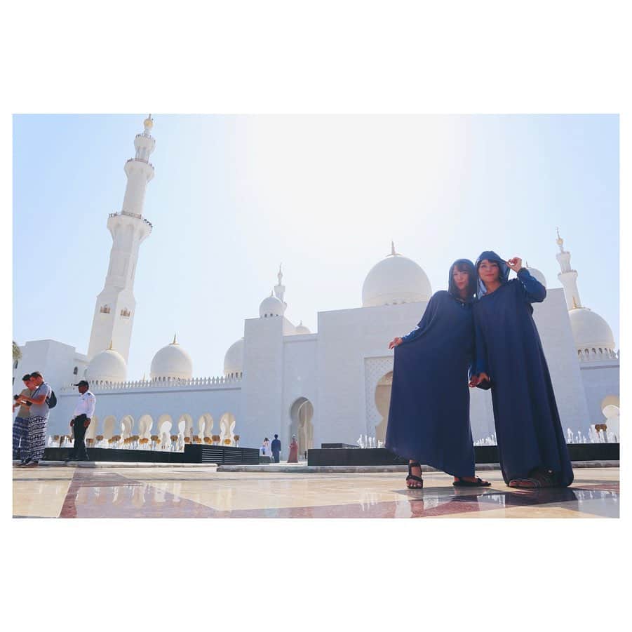 小林由佳のインスタグラム：「🕌Sheikh Zayed Grand Mosque🕌 ・ ・ #暑すぎ #アブダビ #昼から夜までモスクいるひとなかなかいない #フードコート3店舗しかない #寒いし #リアルアラビアンナイト #このモスクは左右対称なんだよという謎知識 #赤いのと青いの #紐がないのなんでだろ #赤はすりびくチビだから #高速バスで2時間爆睡  #夜ワッフル #今日もよく食べるすずぴ」