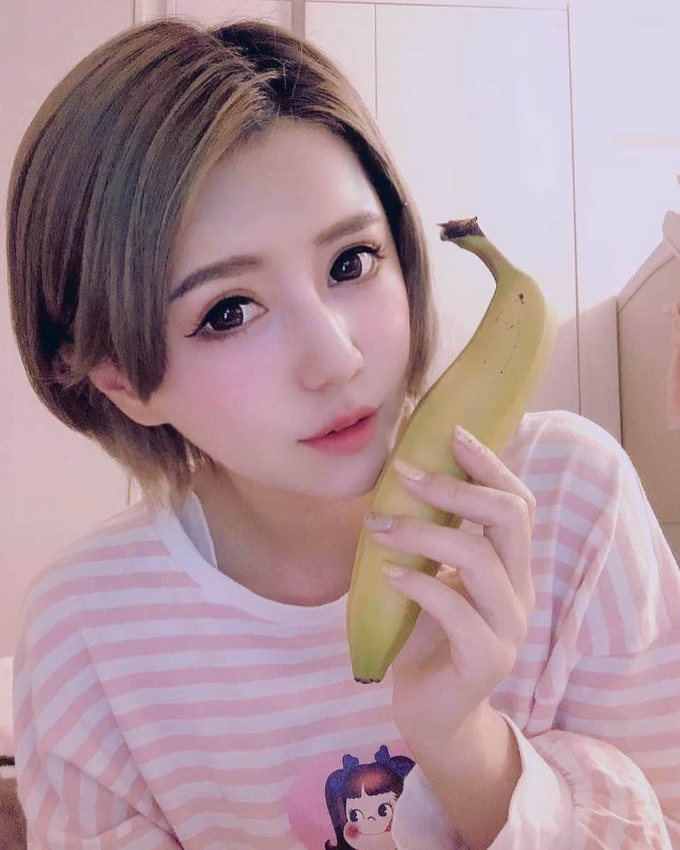 河西里音さんのインスタグラム写真 - (河西里音Instagram)「Rion🚺 × バナナ🍌 ♡ ♡ ♡ #banana #ビタミンC #ビタミンB #ガン予防にもなるらしい  #被災用で買ったモノ #roomwear #peco  #まったりday #ねぼすけ #おやすみぃ」10月14日 23時57分 - rion_kasai