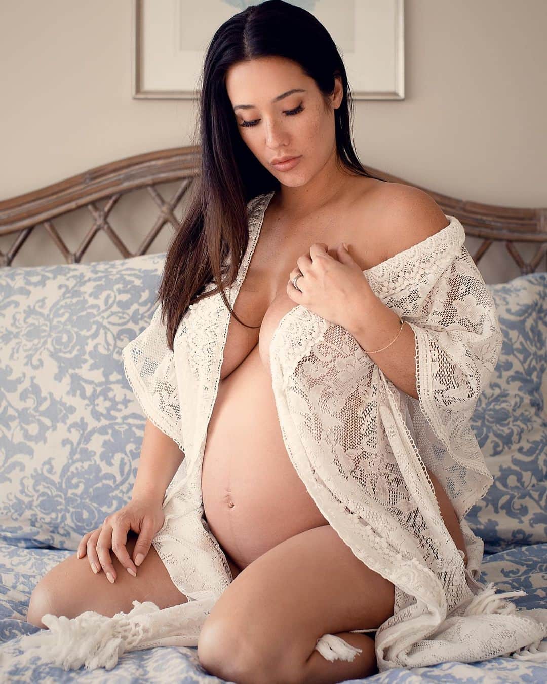 Eva Loviaさんのインスタグラム写真 - (Eva LoviaInstagram)「Being pregnant or a mom doesn’t mean you have to cease to exist, and it certainly doesn’t mean you stop being a woman. There’s a weird concept that some men and even women have that you can’t be sexy and also nurturing. That by being sexual you automatically are a bad parent. I hate to break it to most of you, but your mom was getting it in after she read you that stupid bedtime story about a caterpillar 🐛」10月14日 23時57分 - evalovia