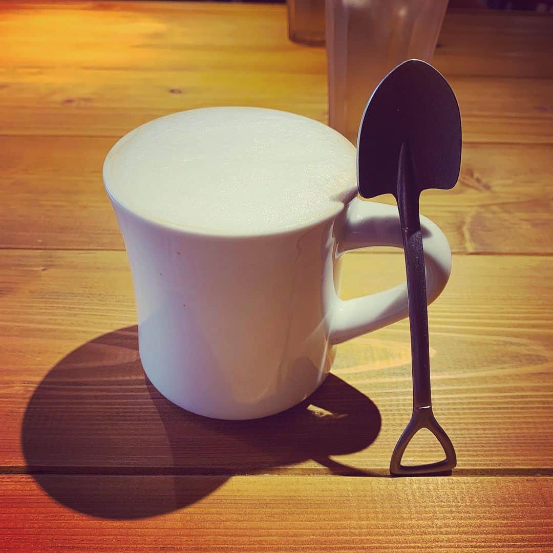YOICHIのインスタグラム：「さぁ、また明日から宝探ししよう。  #ミルクラテ #スコップ #スプーン #カフェ #cafe  #宝探し #treasure #treasurehunting」
