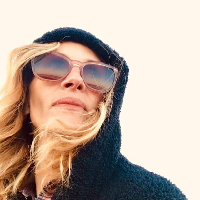 ジュリア・ロバーツのインスタグラム：「Hello Monday.  You look a lot like Sunday. 😊」