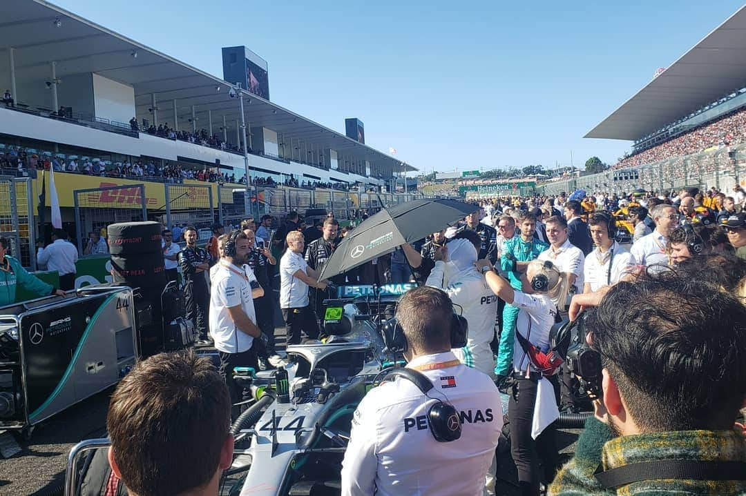 Crystal Kayさんのインスタグラム写真 - (Crystal KayInstagram)「A gorgeous day at Suzuka for @f1. So much energy and excitement all around us. Thankyou so much for having us @bape_japan and showing us a great time!! How cool is that podium tho?! Congratulations to Mercedes with the win!! Met so many lovely people ❤️ 生のf1はやっぱ興奮しちゃうね！！ 📸 : @spinzbeatsinc」10月15日 0時26分 - crystalkayofficial