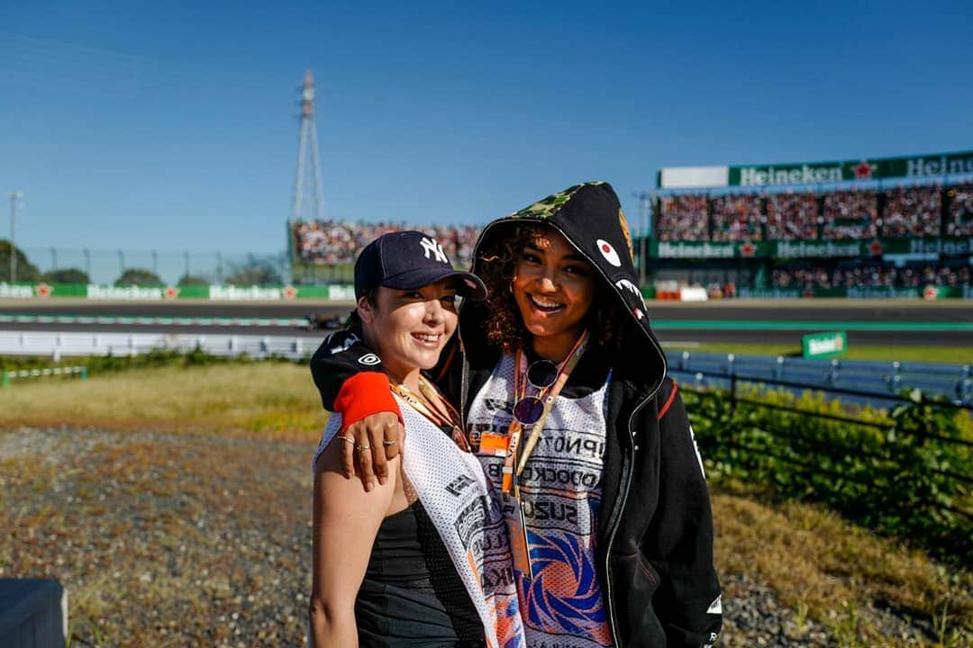 Crystal Kayさんのインスタグラム写真 - (Crystal KayInstagram)「A gorgeous day at Suzuka for @f1. So much energy and excitement all around us. Thankyou so much for having us @bape_japan and showing us a great time!! How cool is that podium tho?! Congratulations to Mercedes with the win!! Met so many lovely people ❤️ 生のf1はやっぱ興奮しちゃうね！！ 📸 : @spinzbeatsinc」10月15日 0時26分 - crystalkayofficial